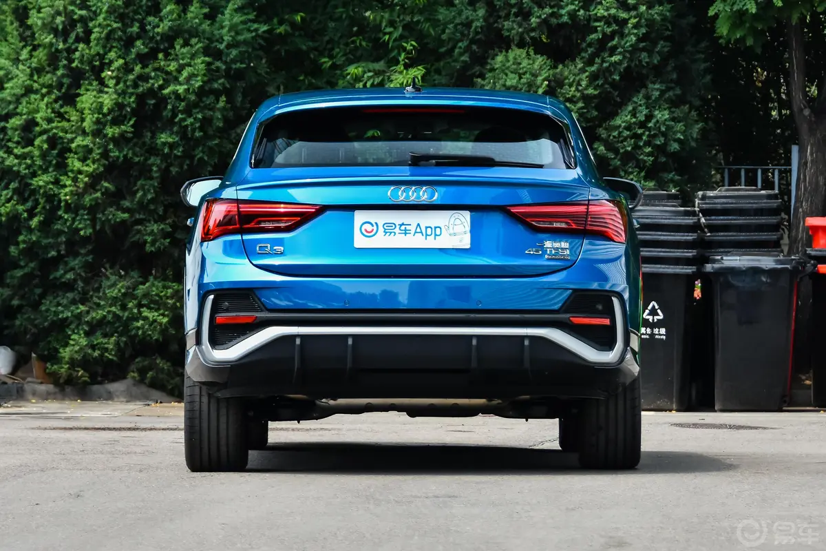 奥迪Q3 Sportback45 TFSI quattro 时尚型正后水平