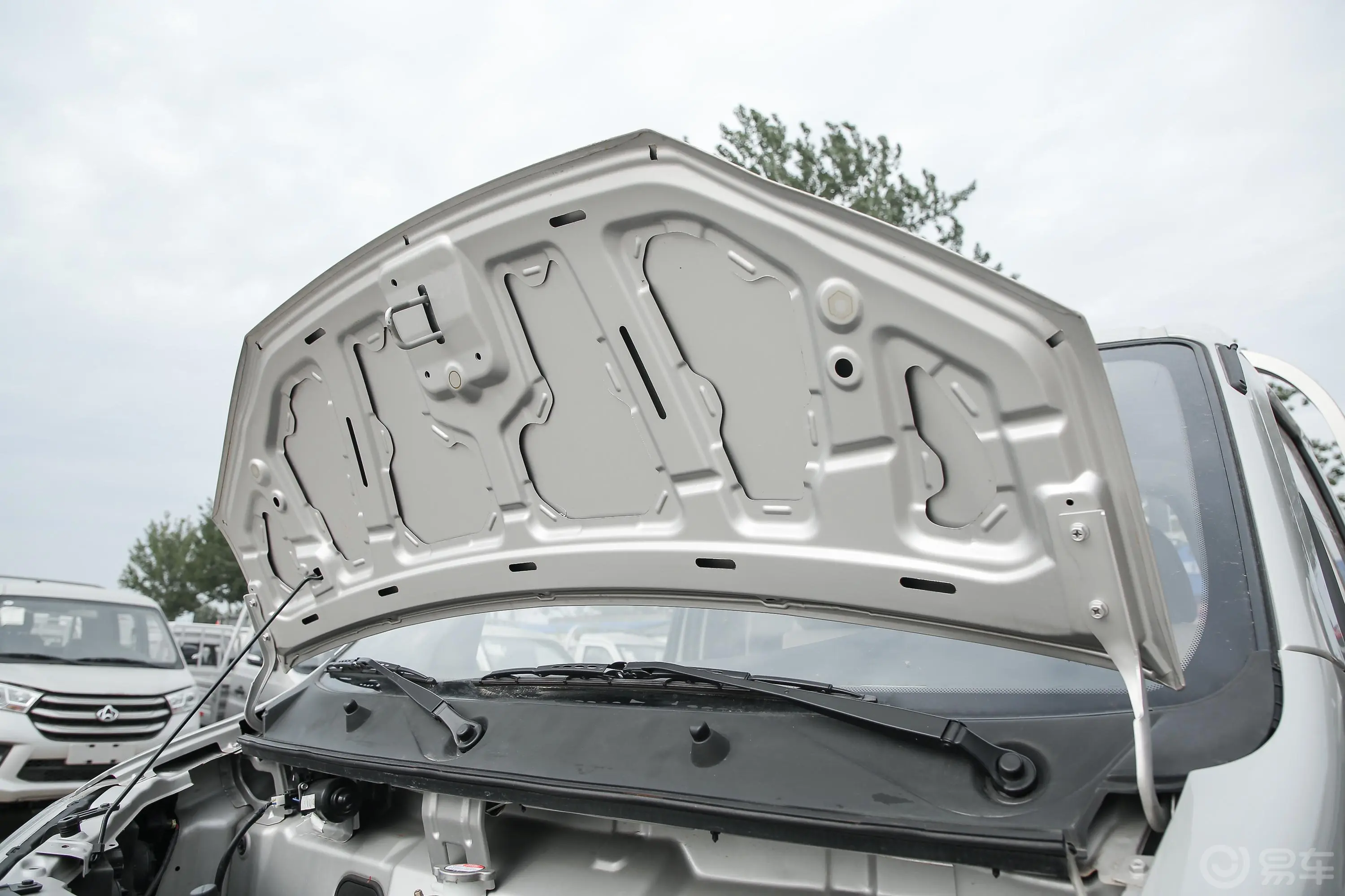 新豹T3载货汽车N1 1.5L 单排单后轮 标准版（5.13米） SC1031TMD61 汽油 国VI发动机舱盖内侧