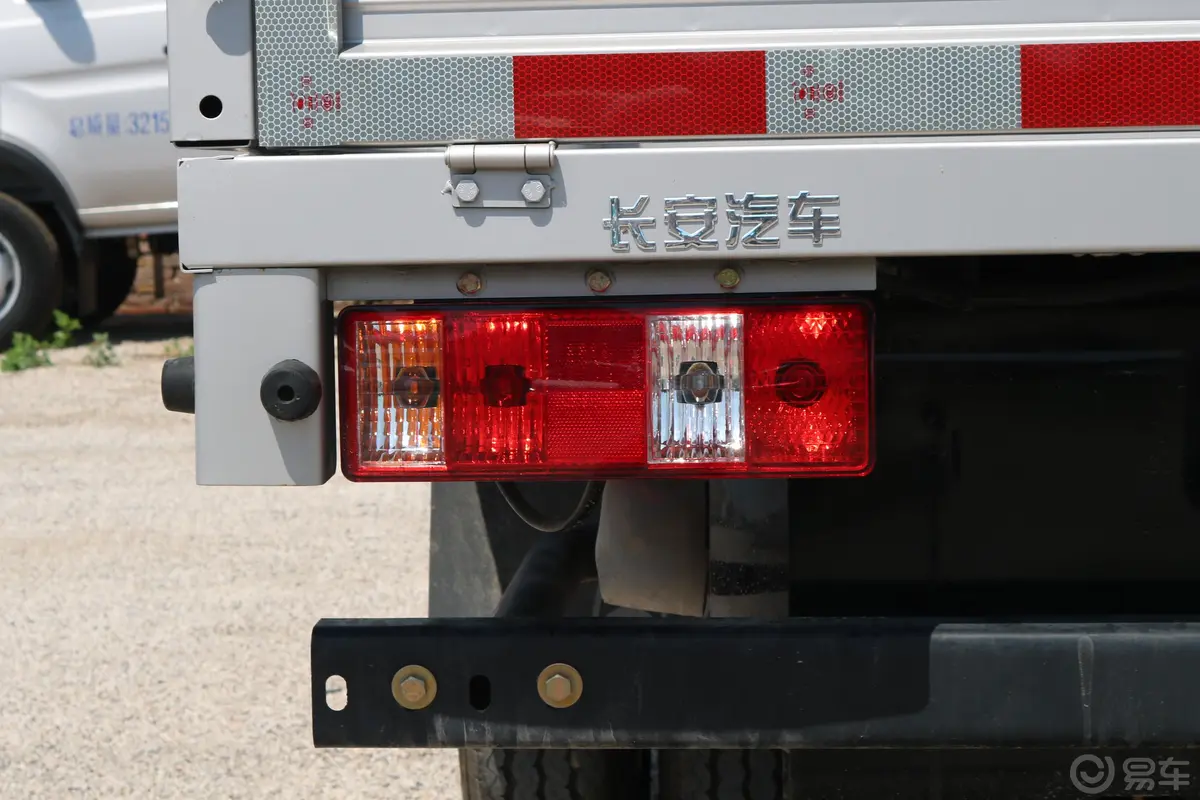 跨越王X5载货汽车N1 2.0L 单排双后轮 舒适版 SC1031FAD62 CNG 国VI外观
