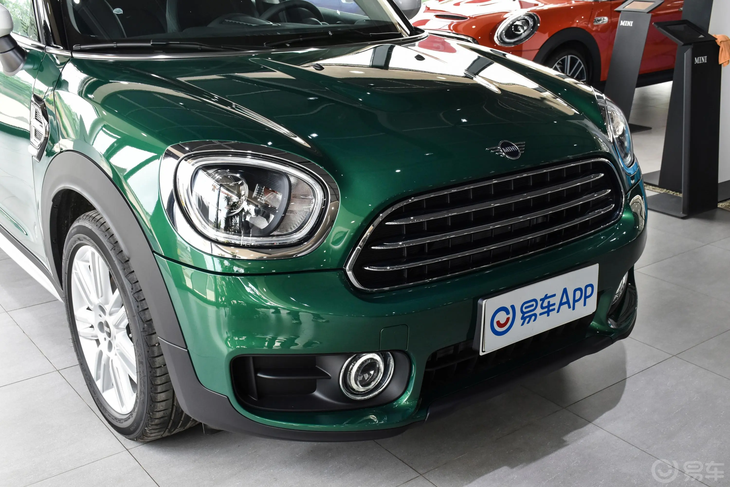 MINI COUNTRYMAN1.5T COOPER 鉴赏家前格栅侧俯拍