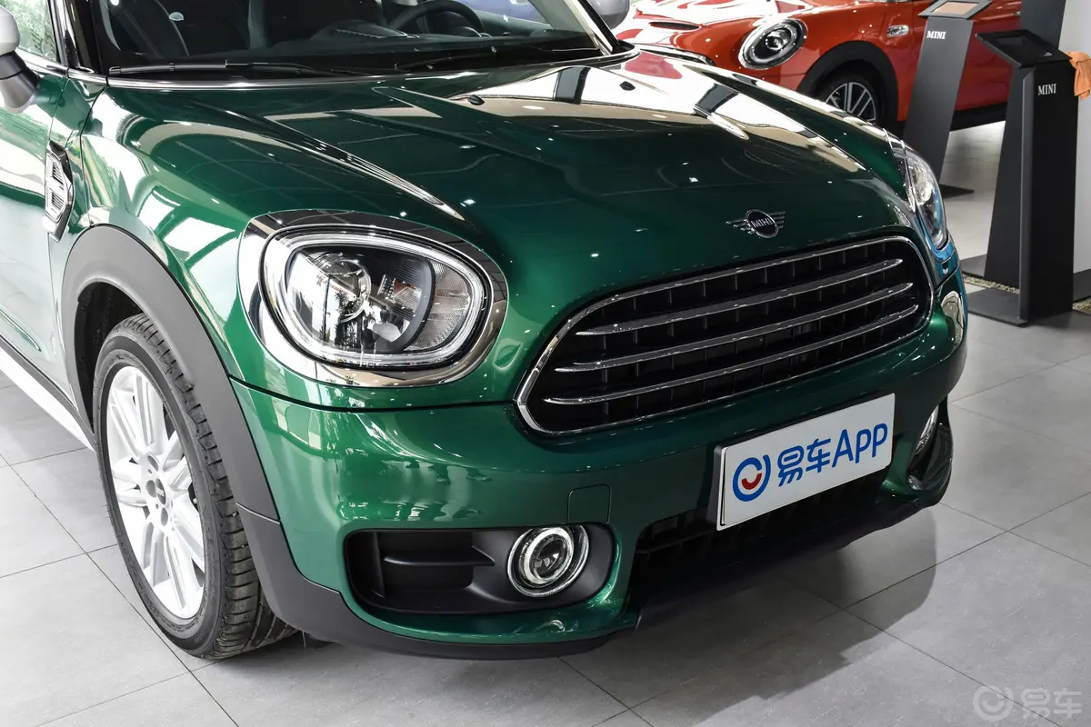 MINI COUNTRYMAN1.5T COOPER 鉴赏家前格栅侧俯拍