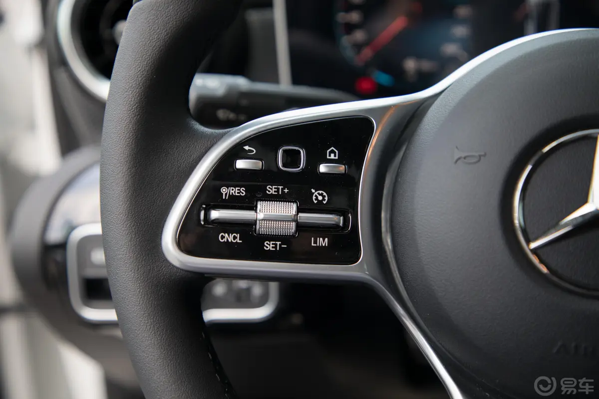 奔驰A级改款 A 180 L 运动轿车左侧方向盘功能按键