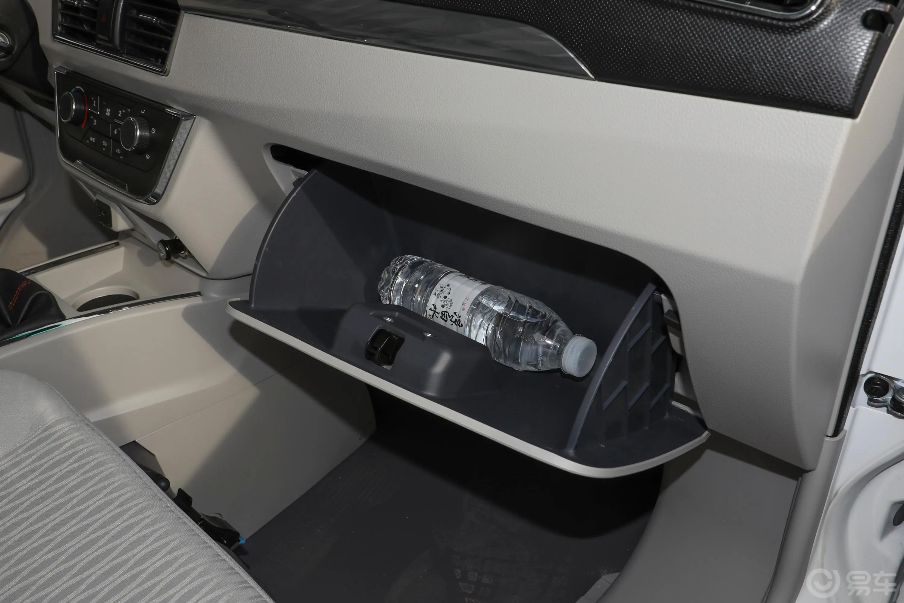 新海狮S客车 1.6L 手动 财富版 6座 国VI手套箱空间水瓶横置