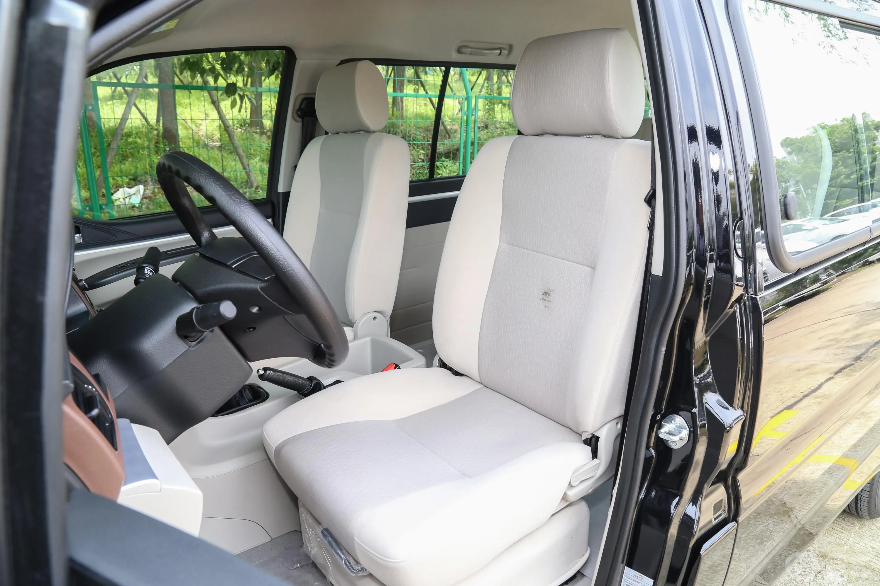 菱智M5 1.6L 特供版 6座 国V驾驶员座椅