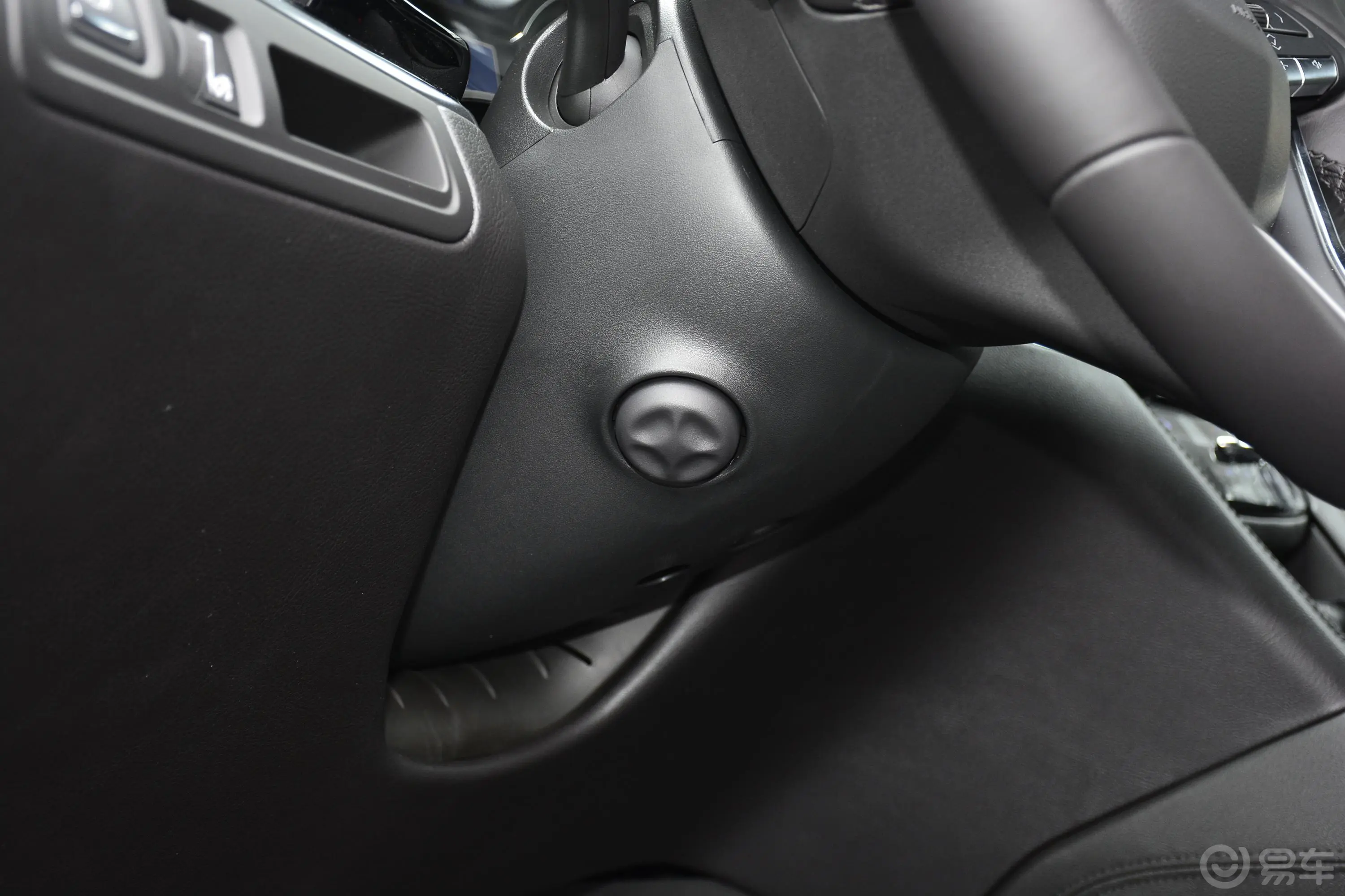 凯迪拉克XT6改款 28T 两驱 豪华型 6座方向盘调节