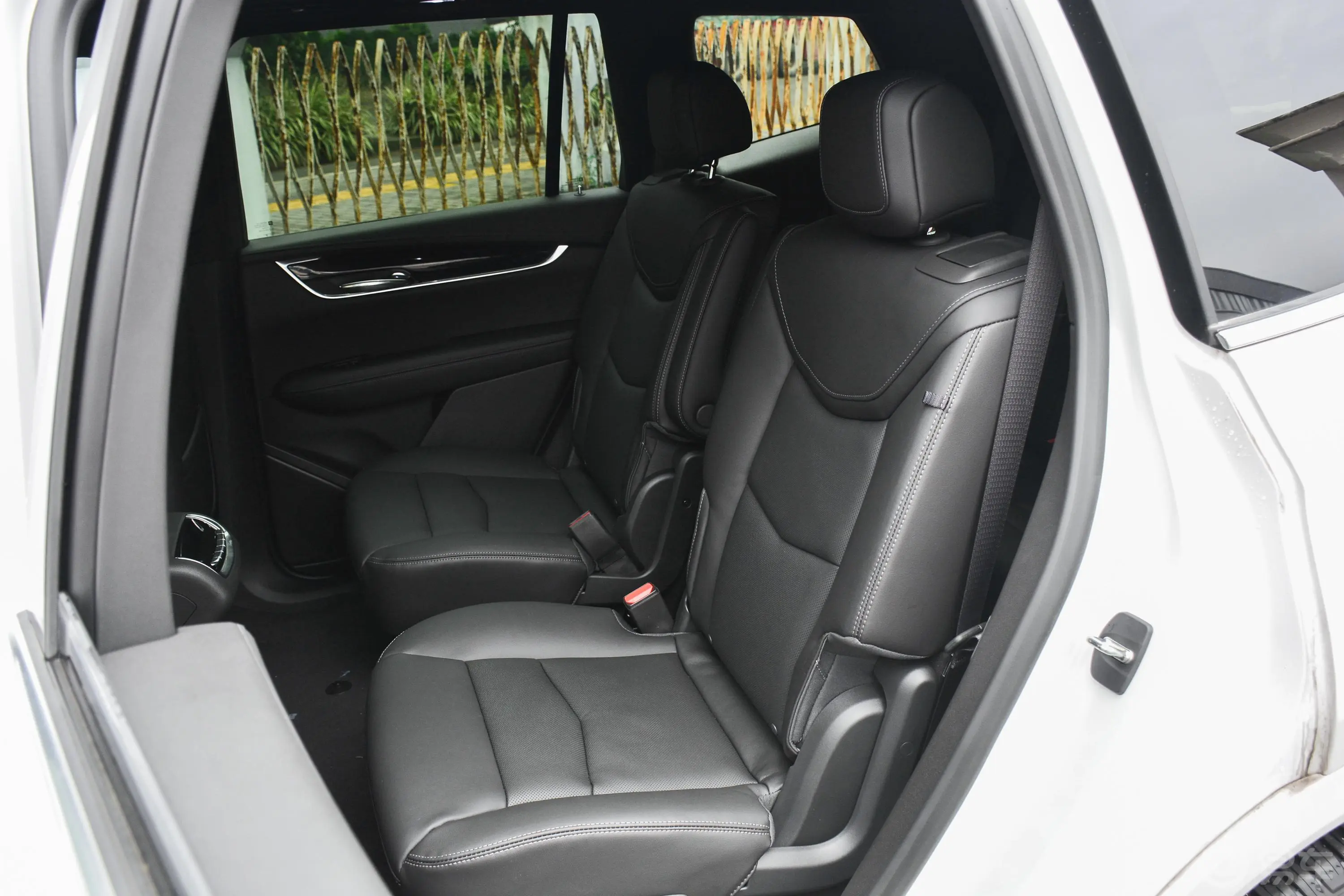 凯迪拉克XT6改款 28T 两驱 豪华型 6座电动尾门按键（手动扶手）