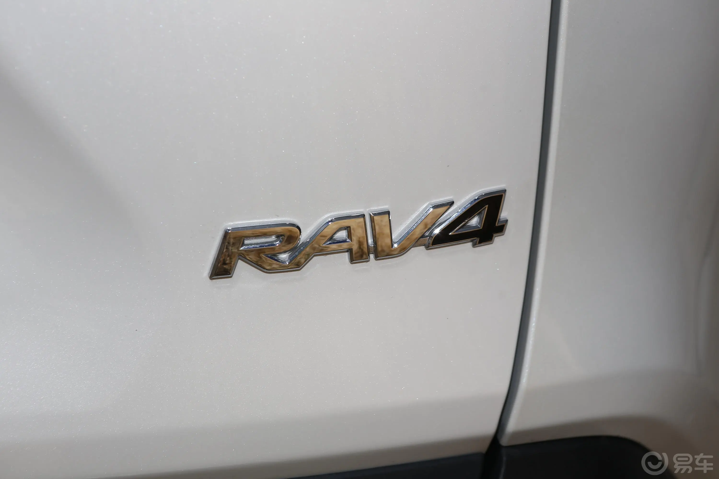RAV4荣放2.0L CVT 两驱 风尚Plus版外观