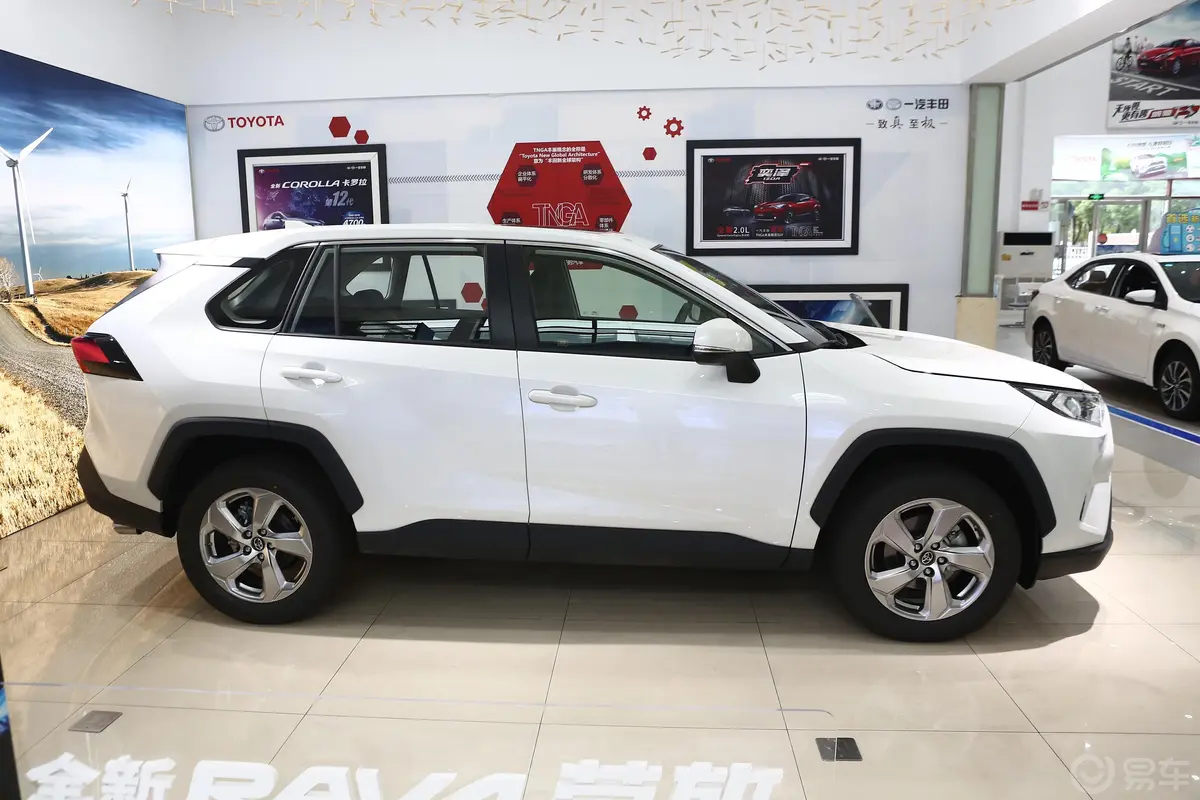 RAV4荣放2.0L CVT 两驱 风尚Plus版侧后45度车头向左水平