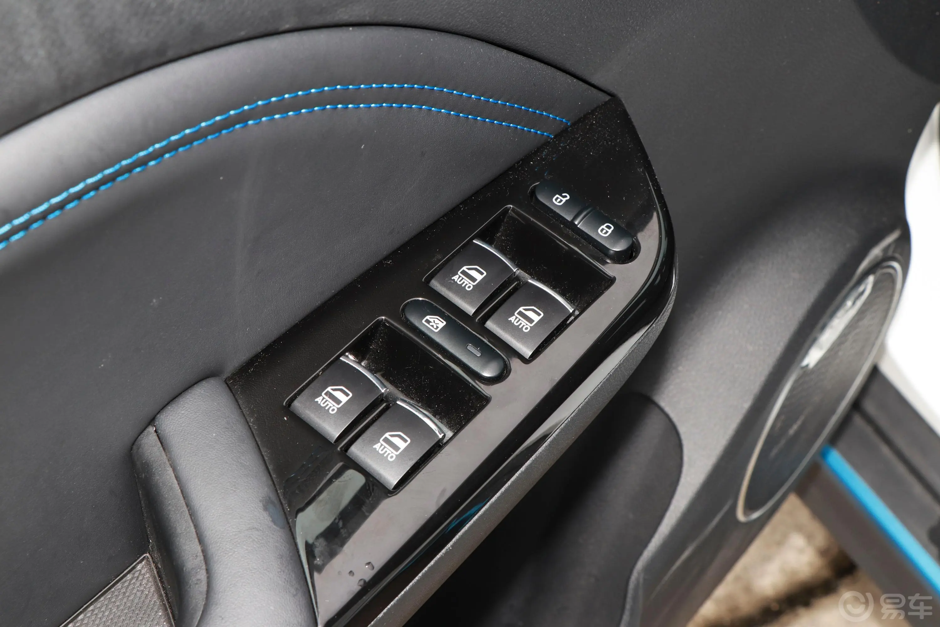 瑞驰新能源S513智豪型车窗调节整体