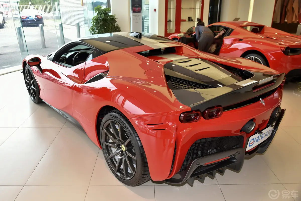 法拉利SF90Stradale 3.9T 标准版侧后45度车头向左水平