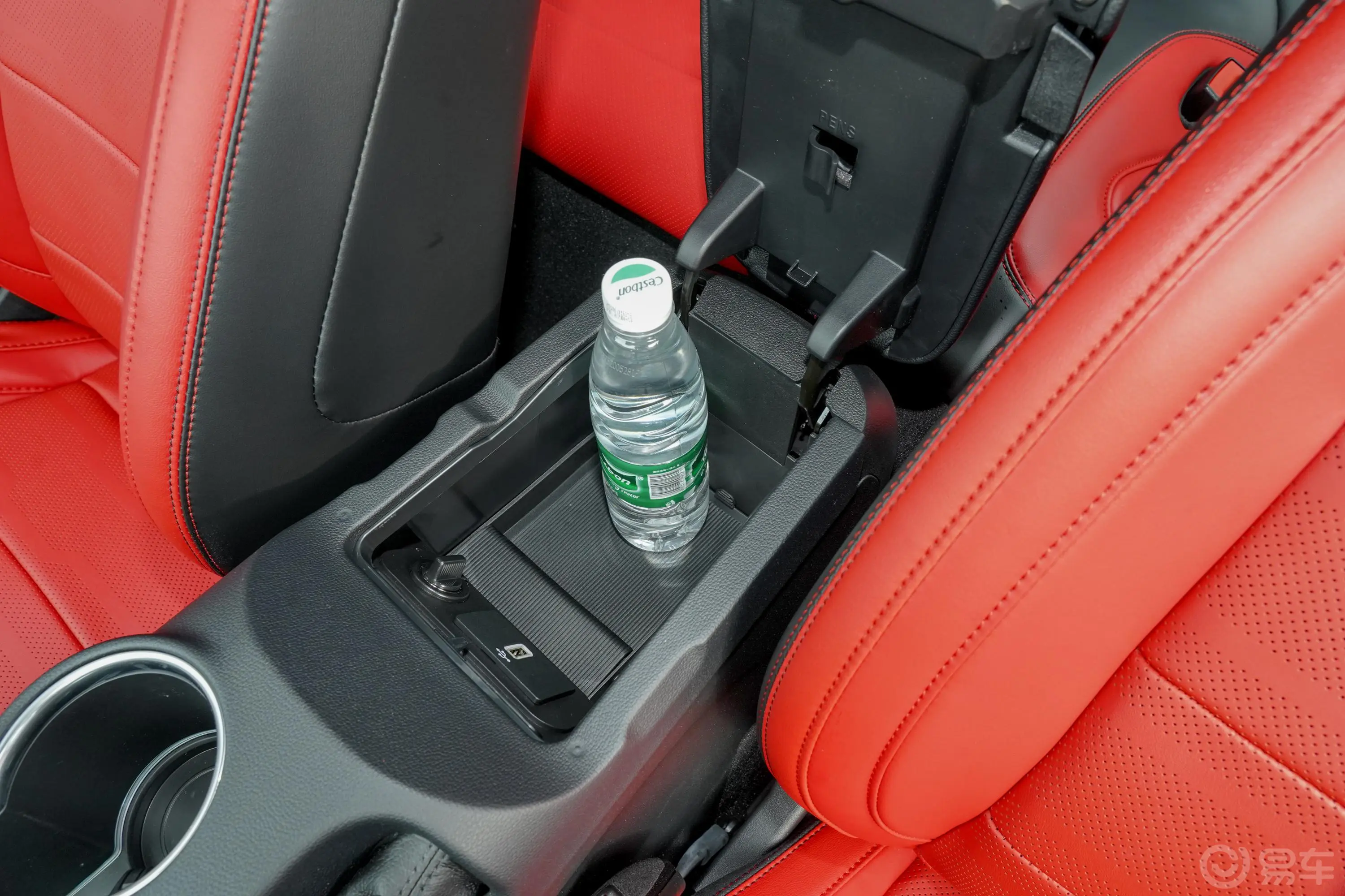 Mustang2.3L EcoBoost 黑曜魅影特别版前排扶手箱储物格