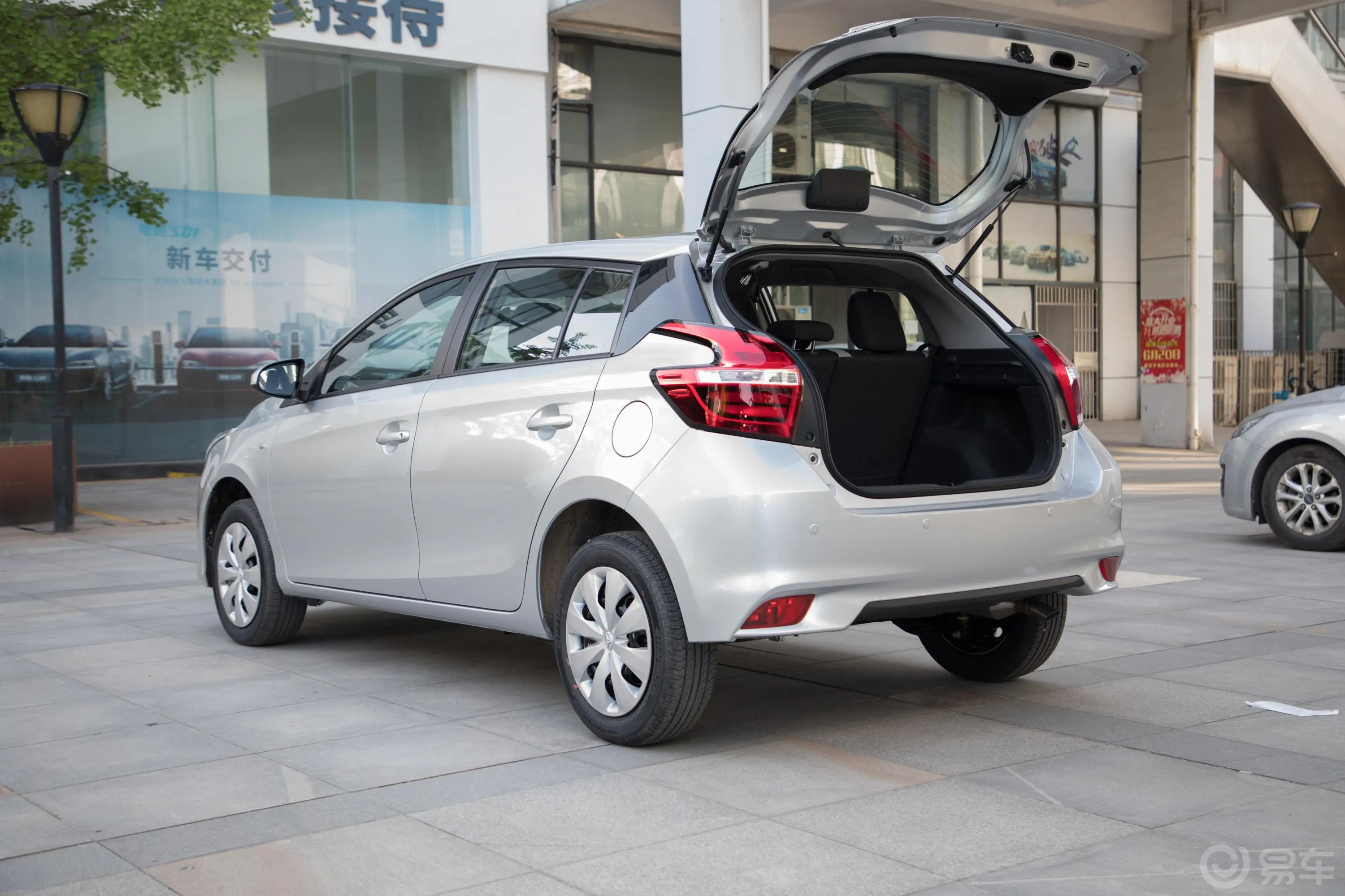 YARiS L 致炫1.5L 手动 领先版后备厢开启45度侧拍