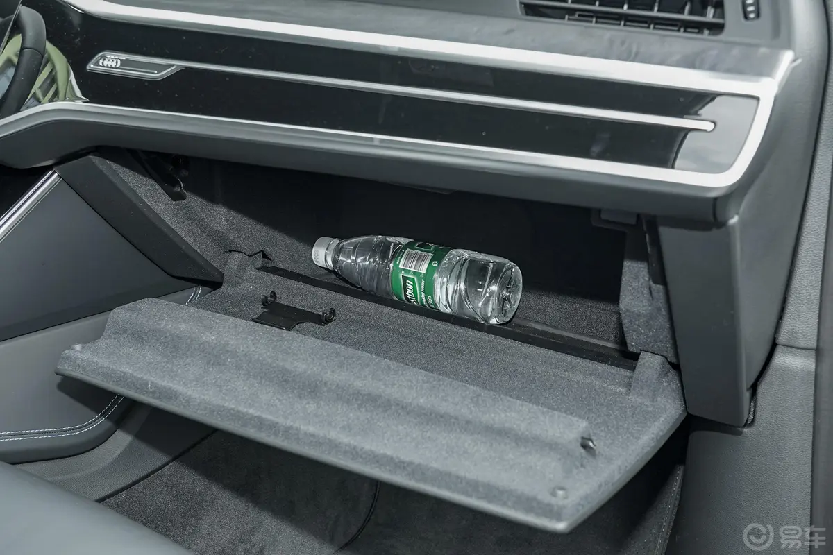 奥迪A745 TFSI 专享型手套箱空间水瓶横置