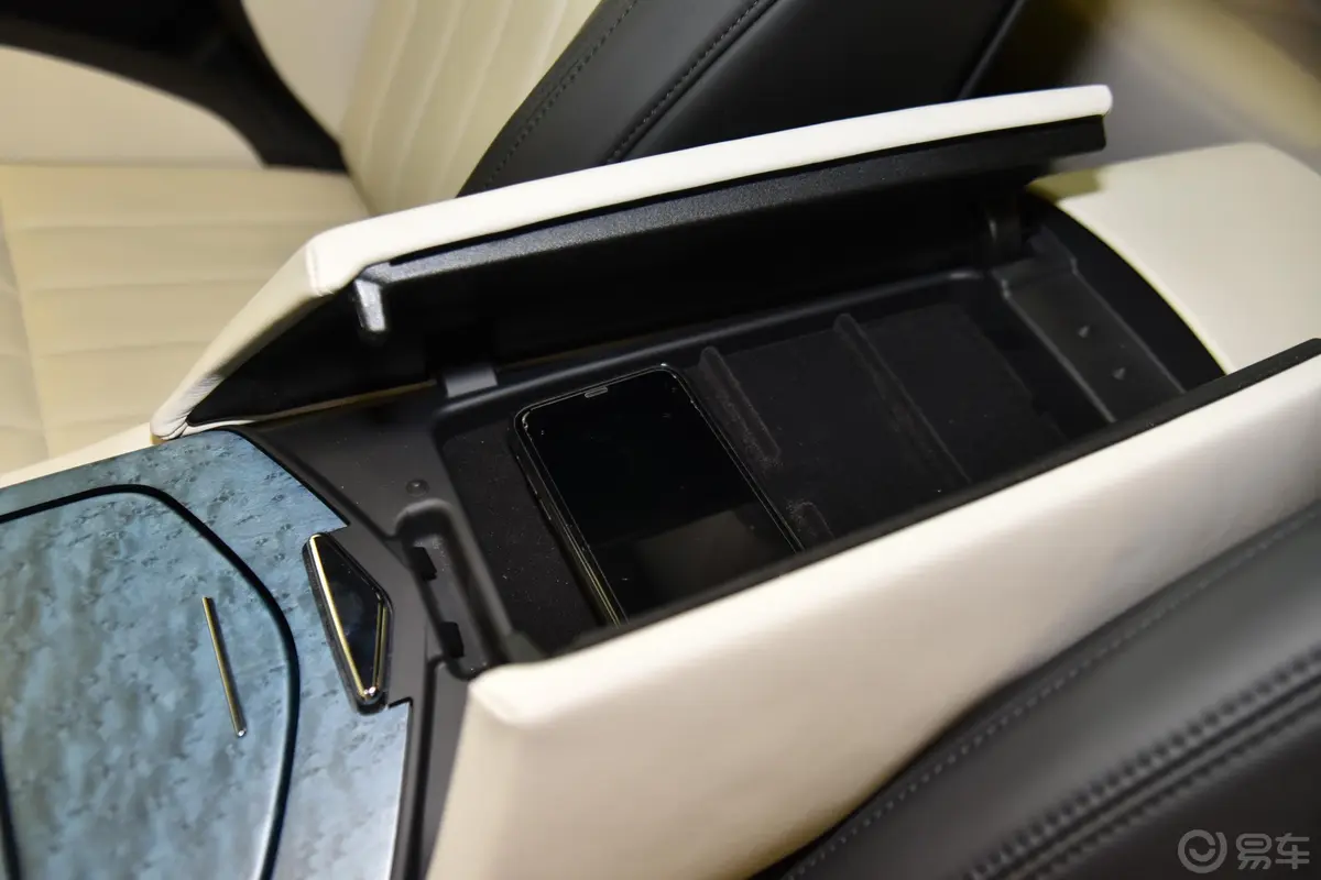 Quattroporte350Hp 豪华版 国VI前排扶手箱储物格