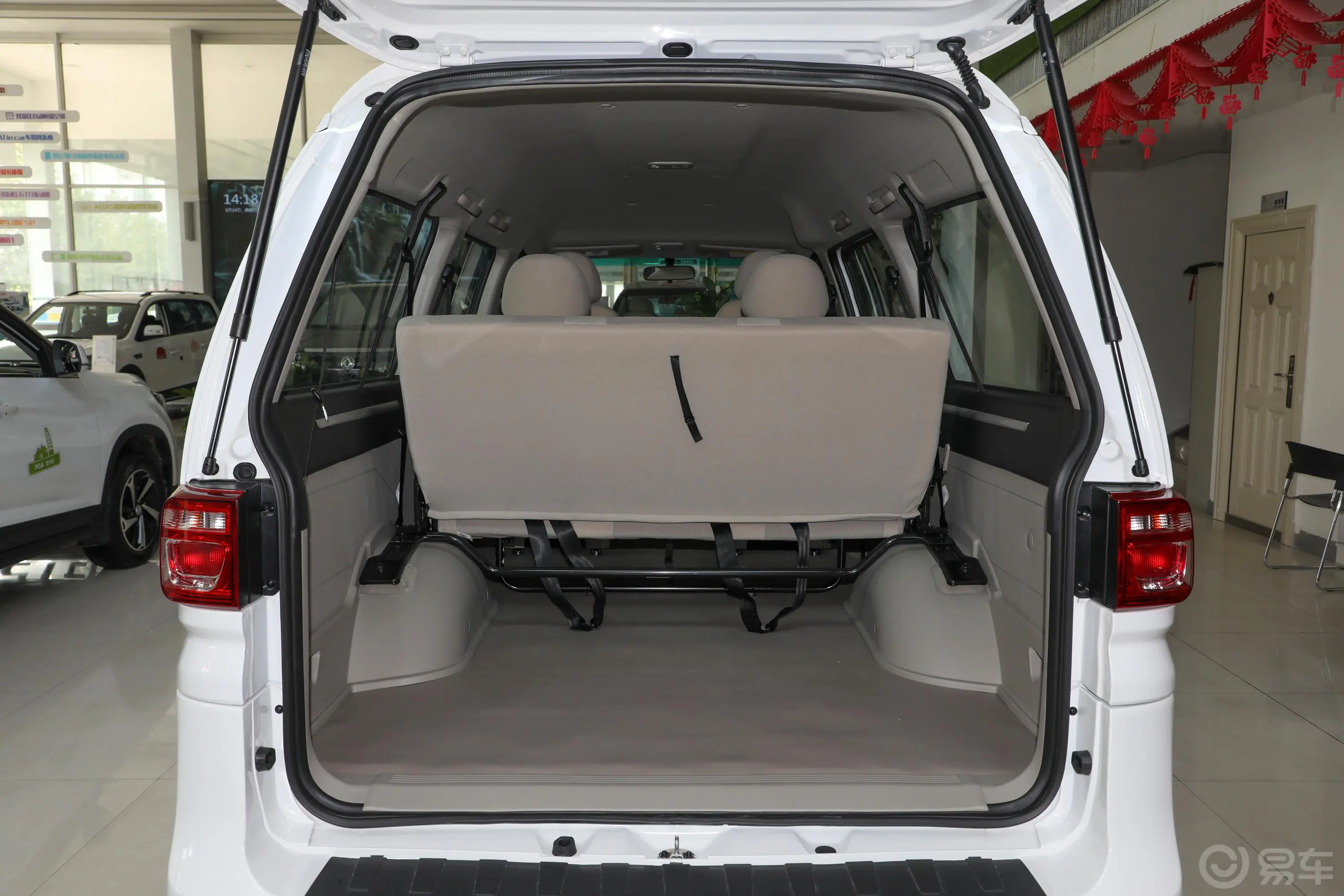 菱智M5 EV长航版 舒适型 7座后备厢空间特写