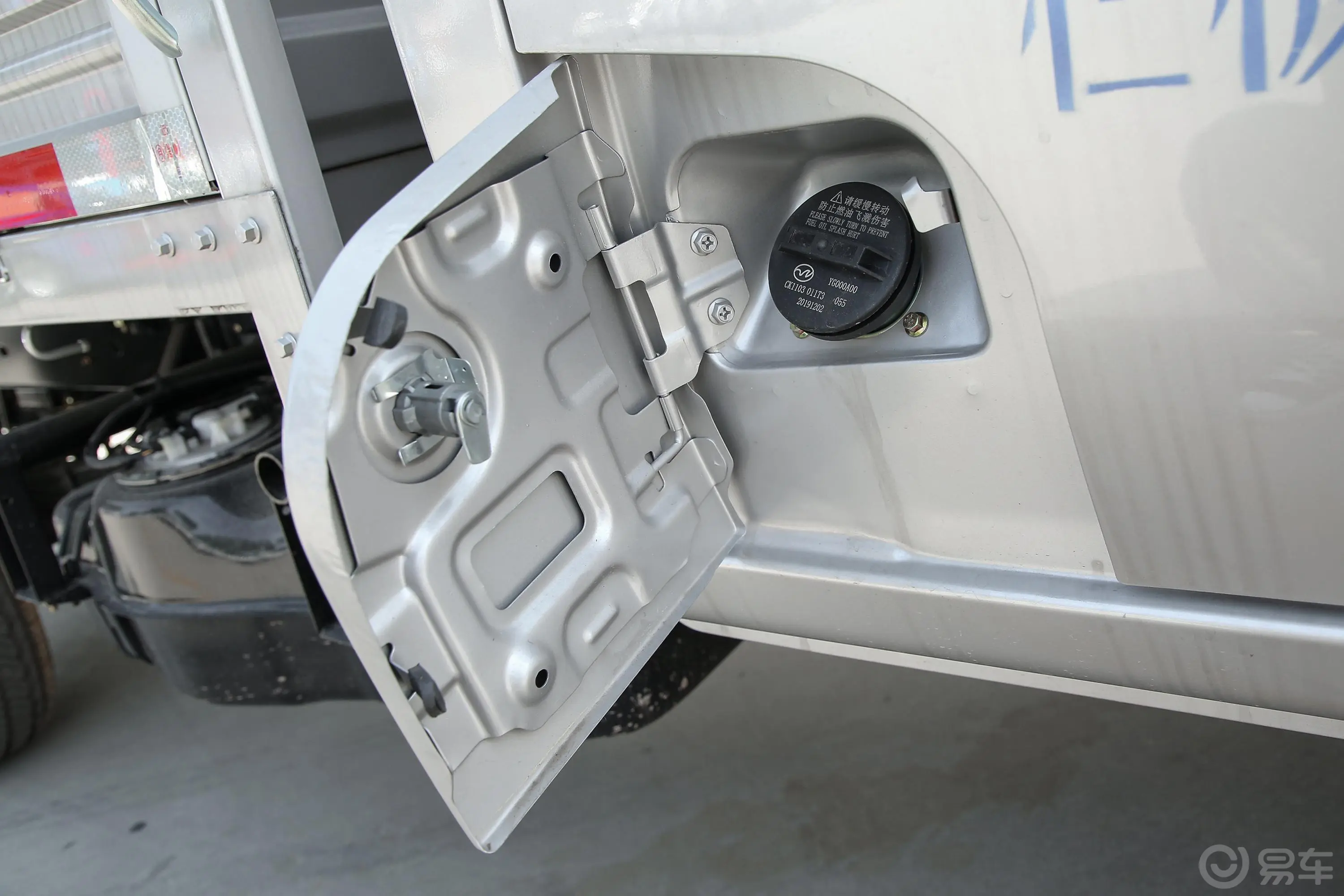 新豹T51.5L 标准型单排后单轮标准货箱油箱盖