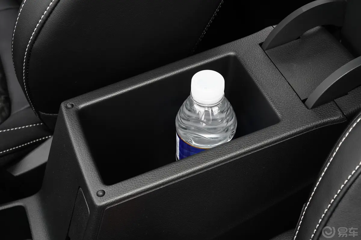 柯米克1.5L 手动 舒适版前排扶手箱储物格
