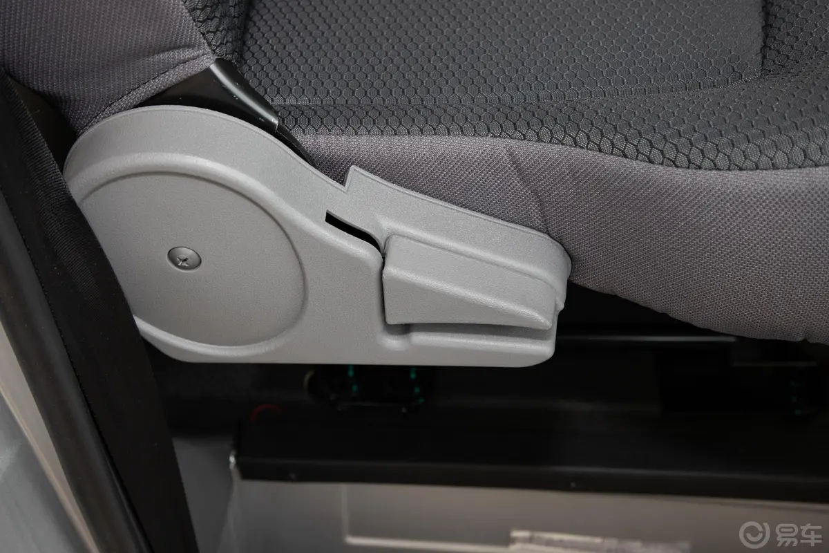 特顺短轴中顶 2.8T 手动 商运型 3/6/7/8/10座 JX493内饰