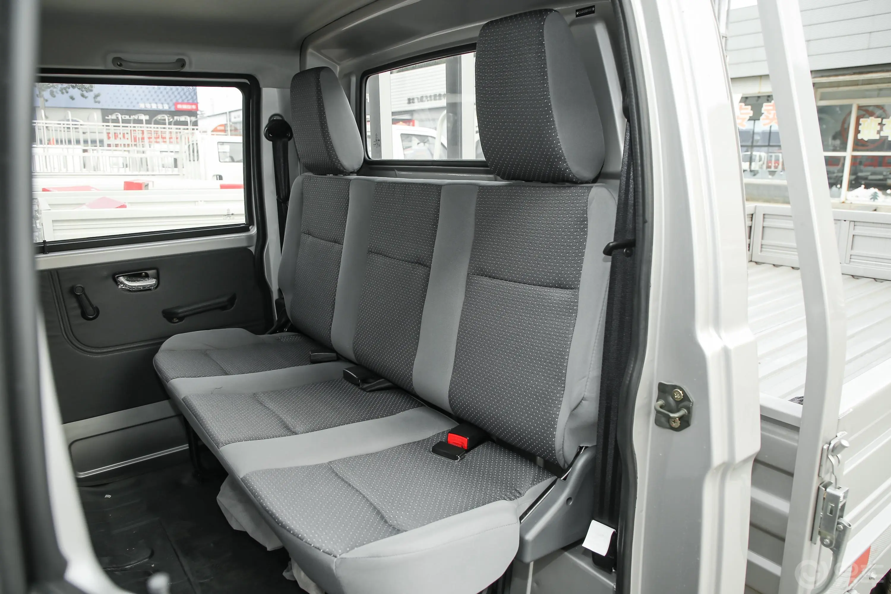 跨越王X5载货汽车N1 1.5L 双排双后轮 舒适版（5.93米） SC1031FRS6A2 汽油 国VI后排座椅