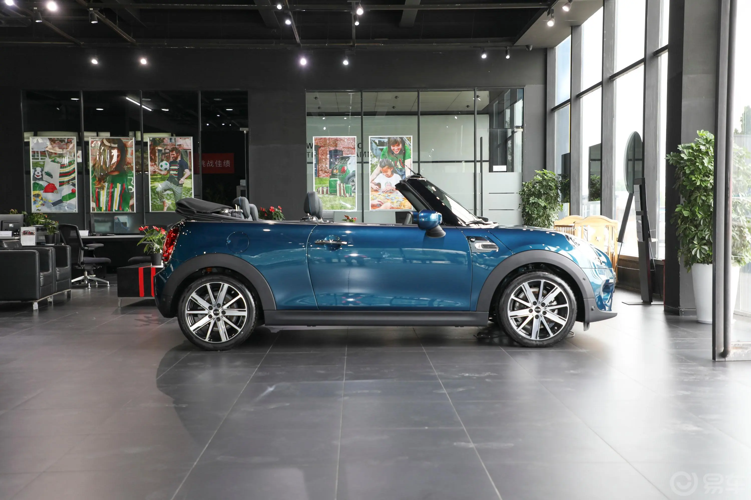 MINI CABRIO1.5T COOPER CABRIO Sidewalk正侧车头向右水平