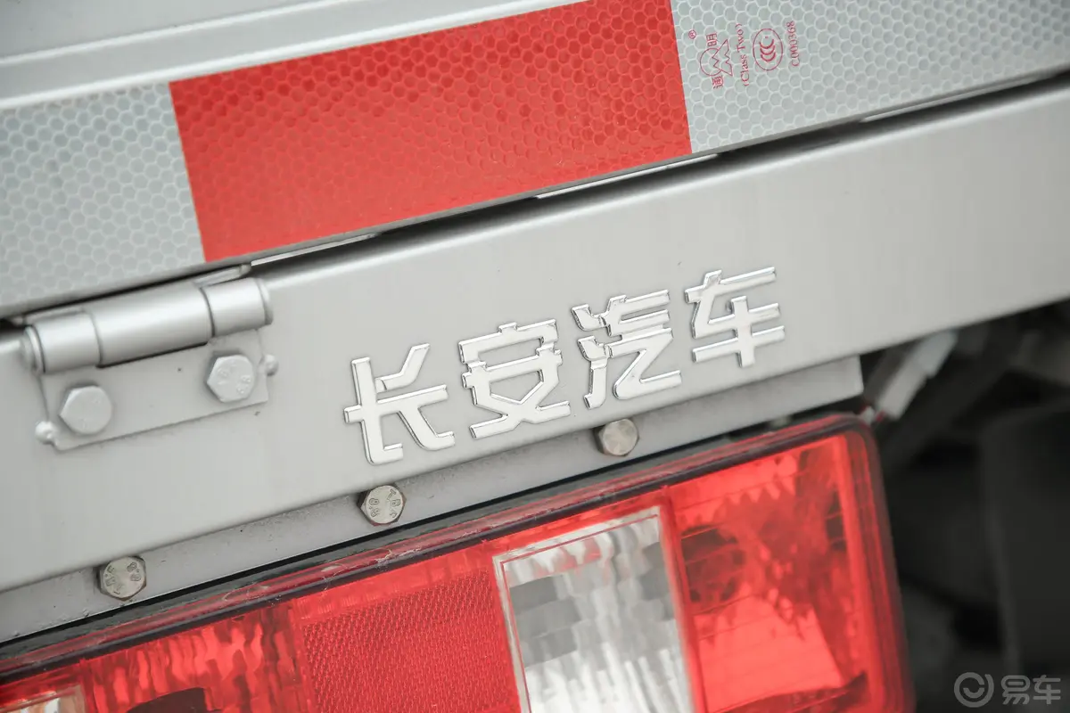 跨越王X5载货汽车N1 1.8L 单排双后轮 标准版 SC1031FAD66 汽油 国VI外观