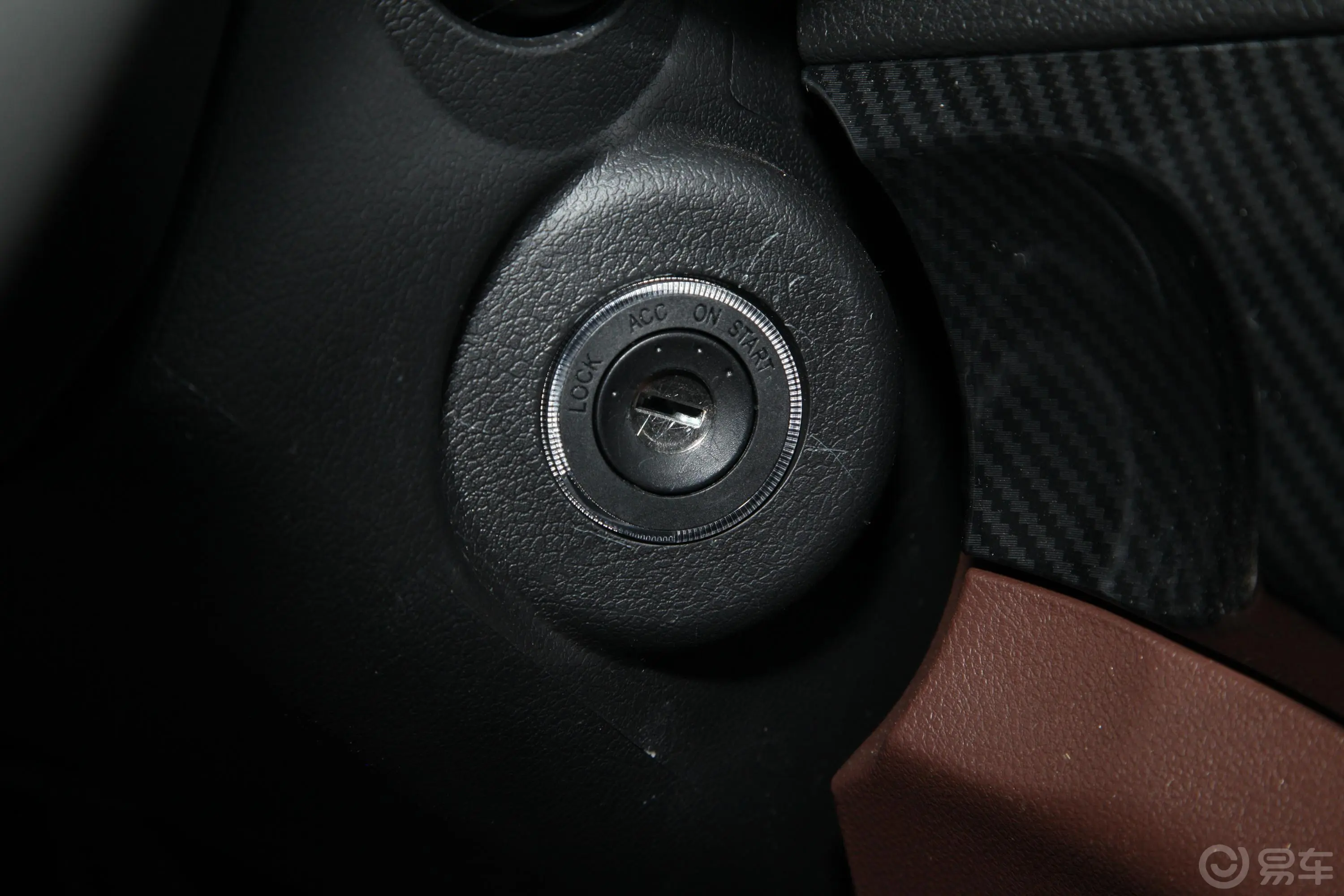 福田征服者32.0T 手动 两驱 长轴平箱 乐享型 柴油钥匙孔或一键启动按键