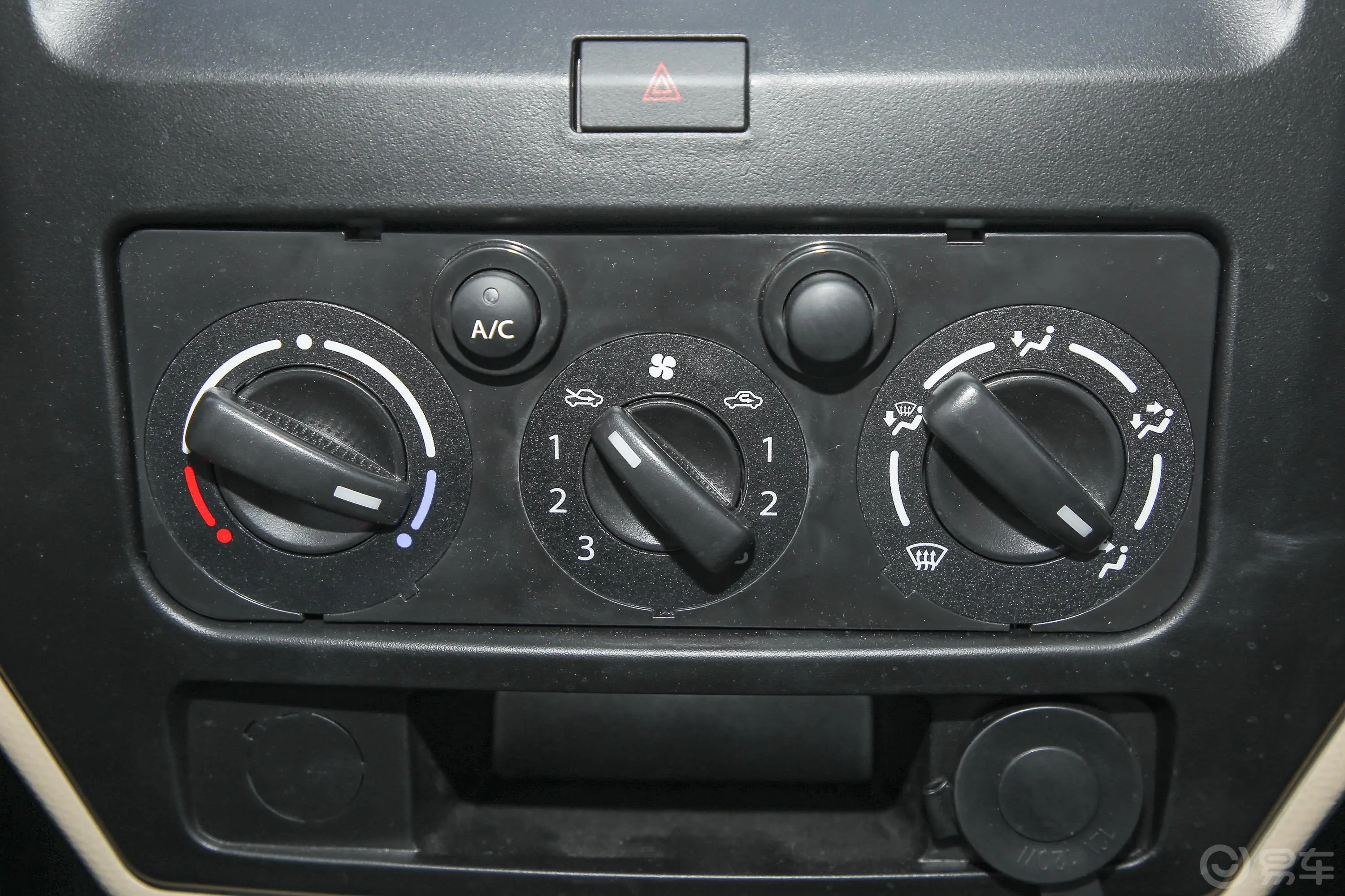 新豹T3载货汽车N1 1.5L 双排单后轮 舒适版 SC1031TFS6A1 汽油 国VI空调