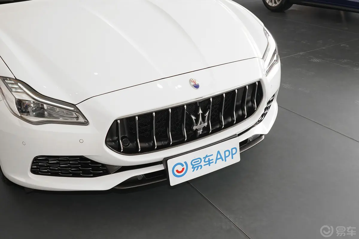 Quattroporte350Hp 标准版 国VI前格栅侧俯拍