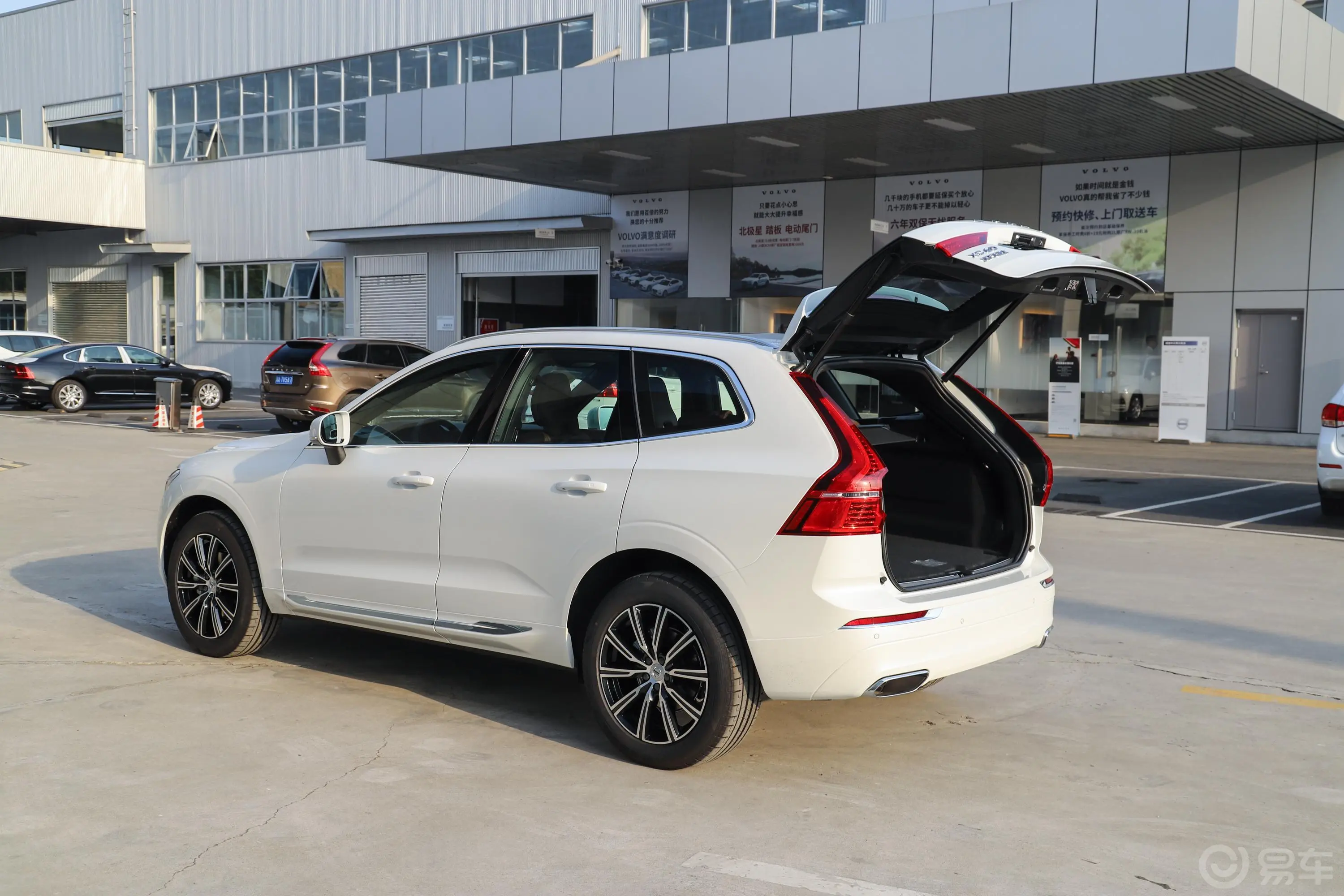 沃尔沃XC60T5 四驱 智远豪华版后备厢开启45度侧拍