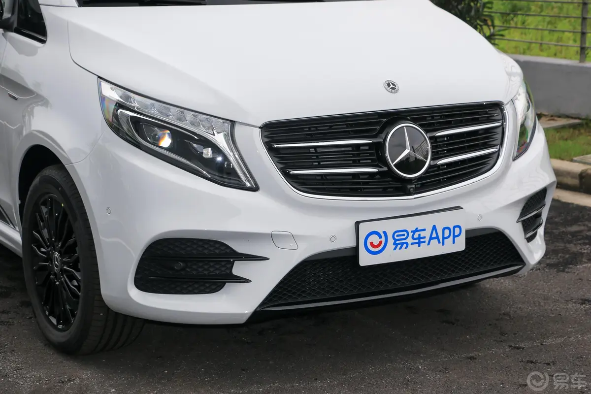 奔驰V级V 260 AMG 运动版 国VI前格栅侧俯拍