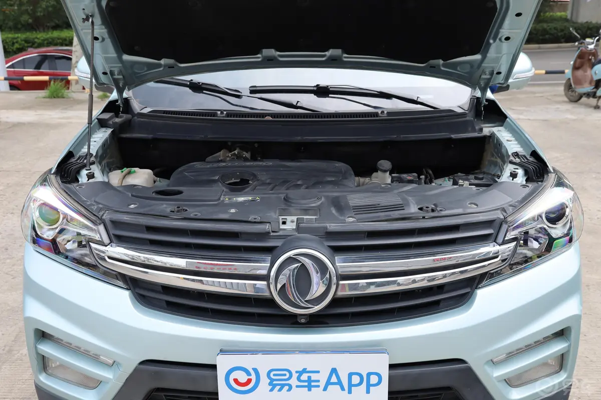 风光S560升级款 1.8L CVT 智联型发动机舱整体