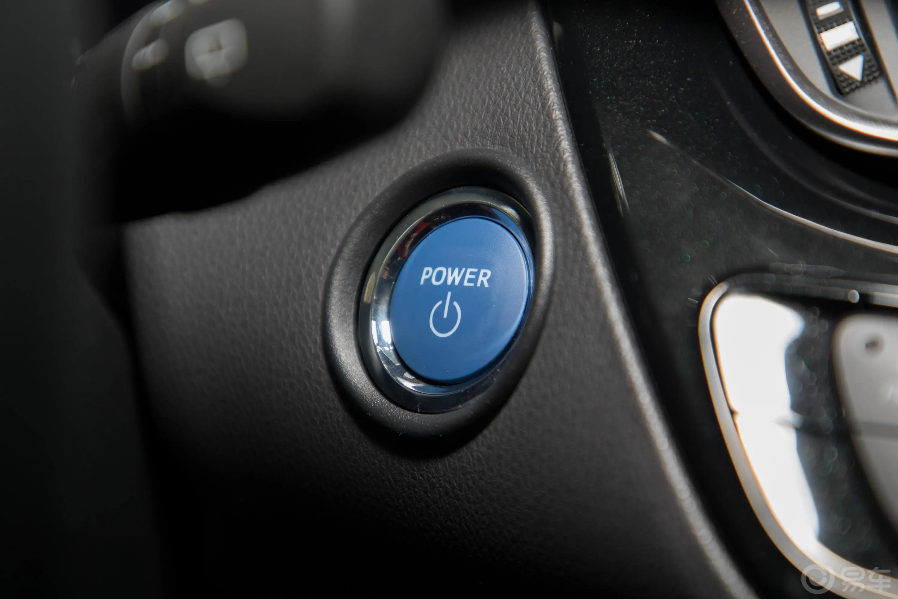丰田C-HR EV尊贵天窗版钥匙孔或一键启动按键
