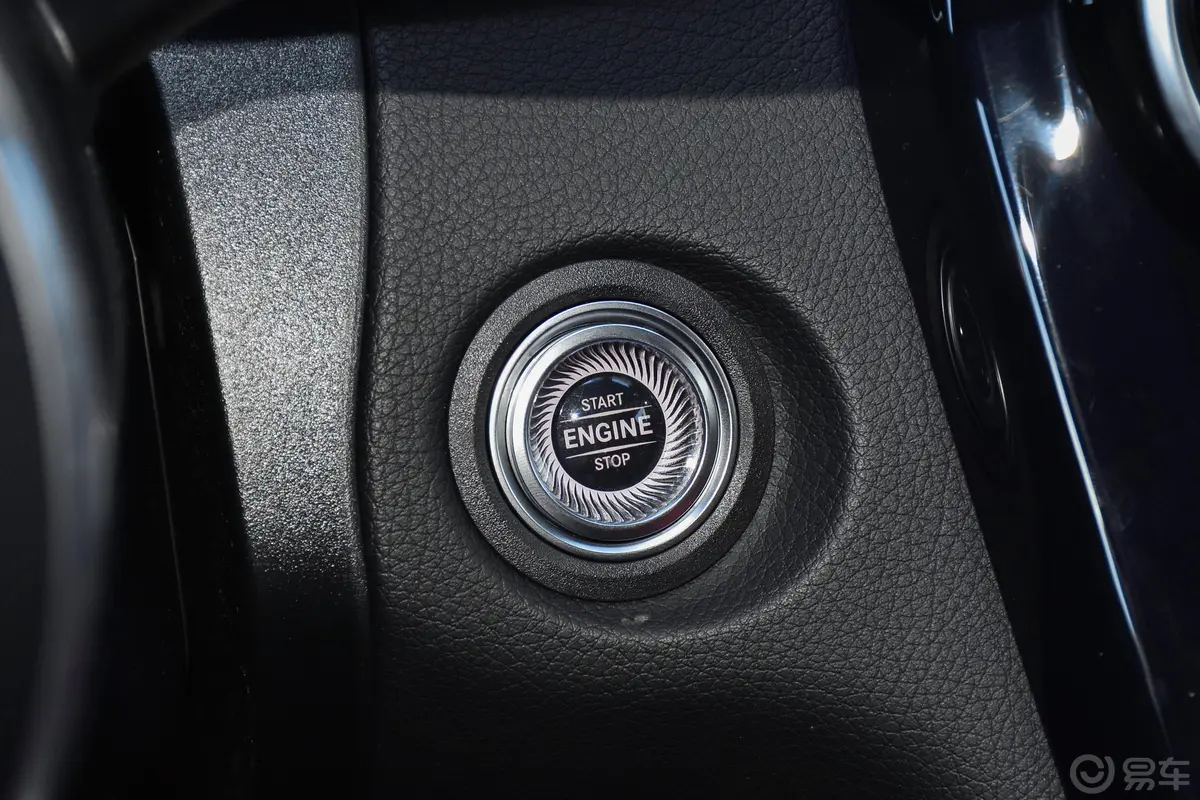 奔驰GLC轿跑GLC 260 4MATIC 轿跑SUV钥匙孔或一键启动按键