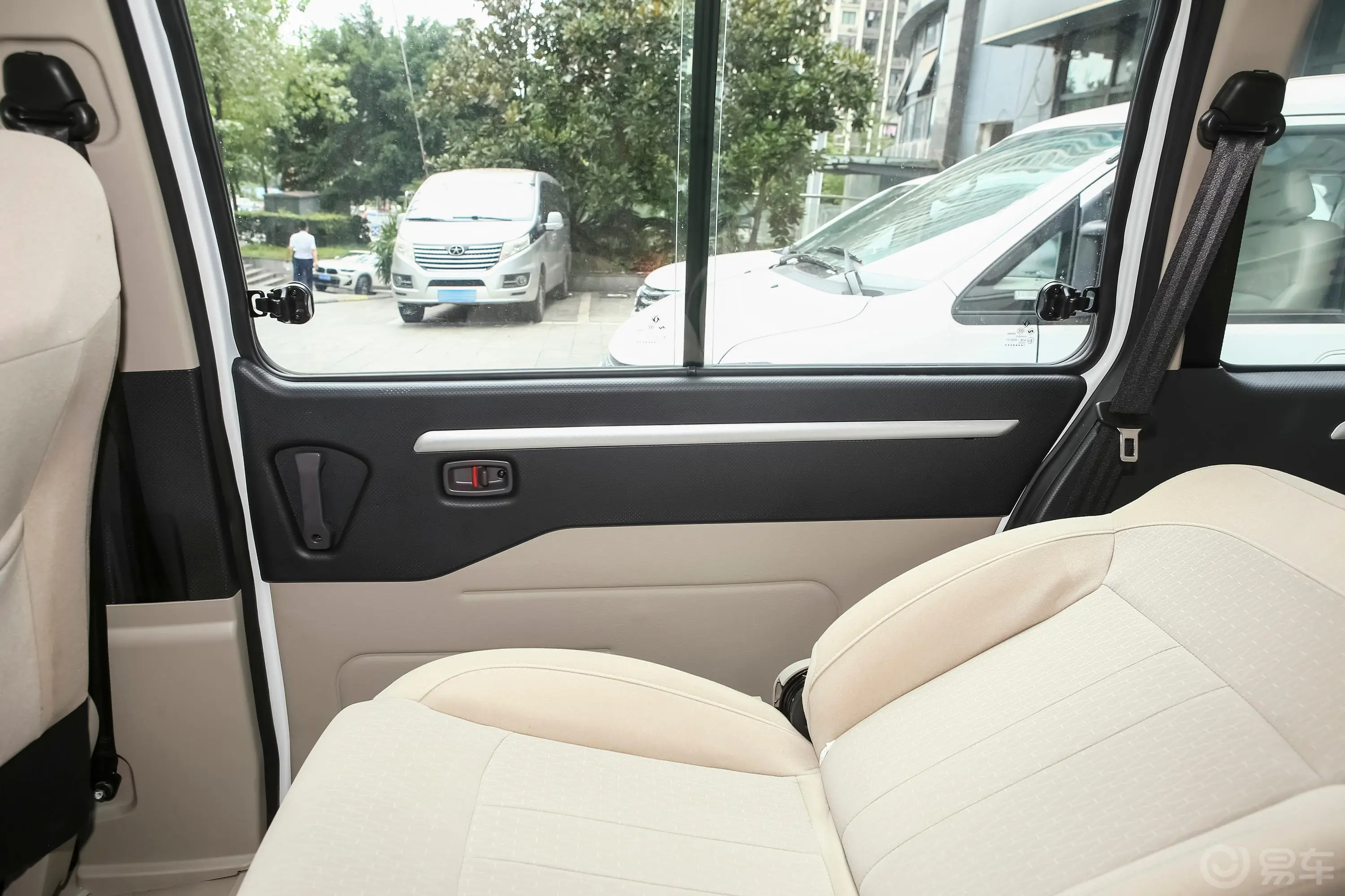 菱智M5 EV长航版 舒适型 9座空间