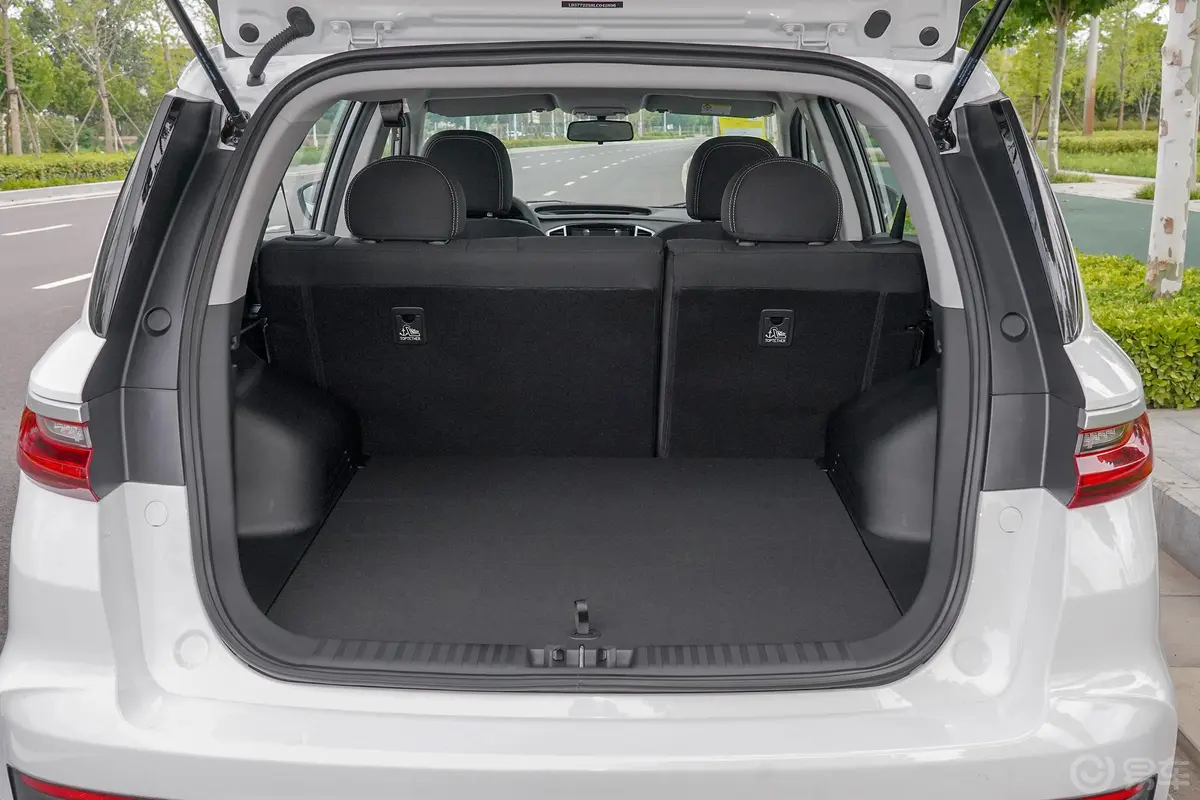 远景X61.4T 手动 舒适型后备厢空间特写
