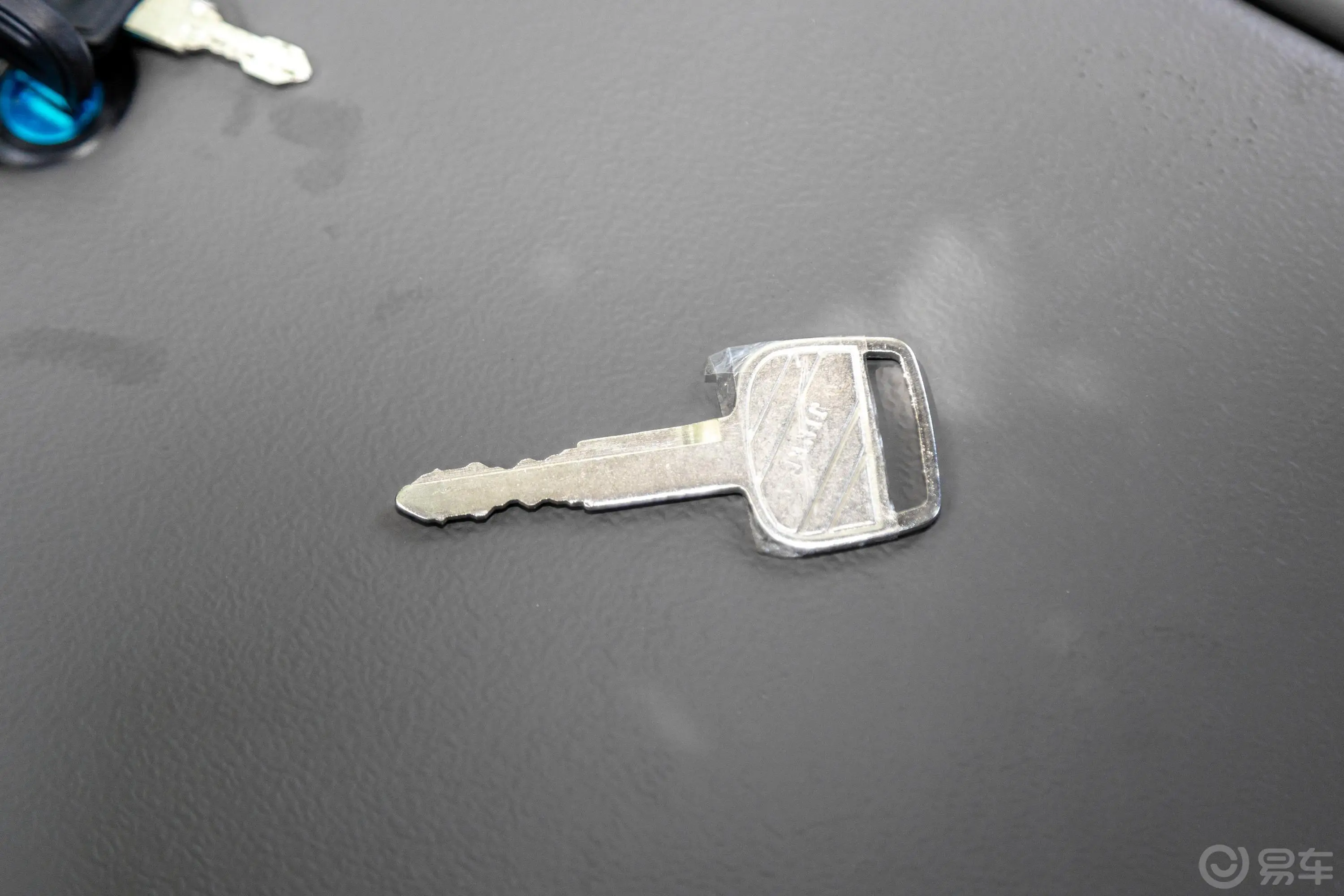 金杯海狮经典海狮 标准顶 2.0L 手动 豪华型 10座钥匙正面