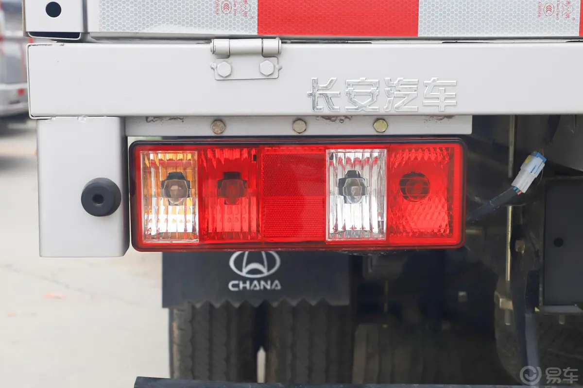 跨越王X5载货汽车N1 1.5L 双排双后轮 标准版 SC1031FAS63 汽油 国VI外观