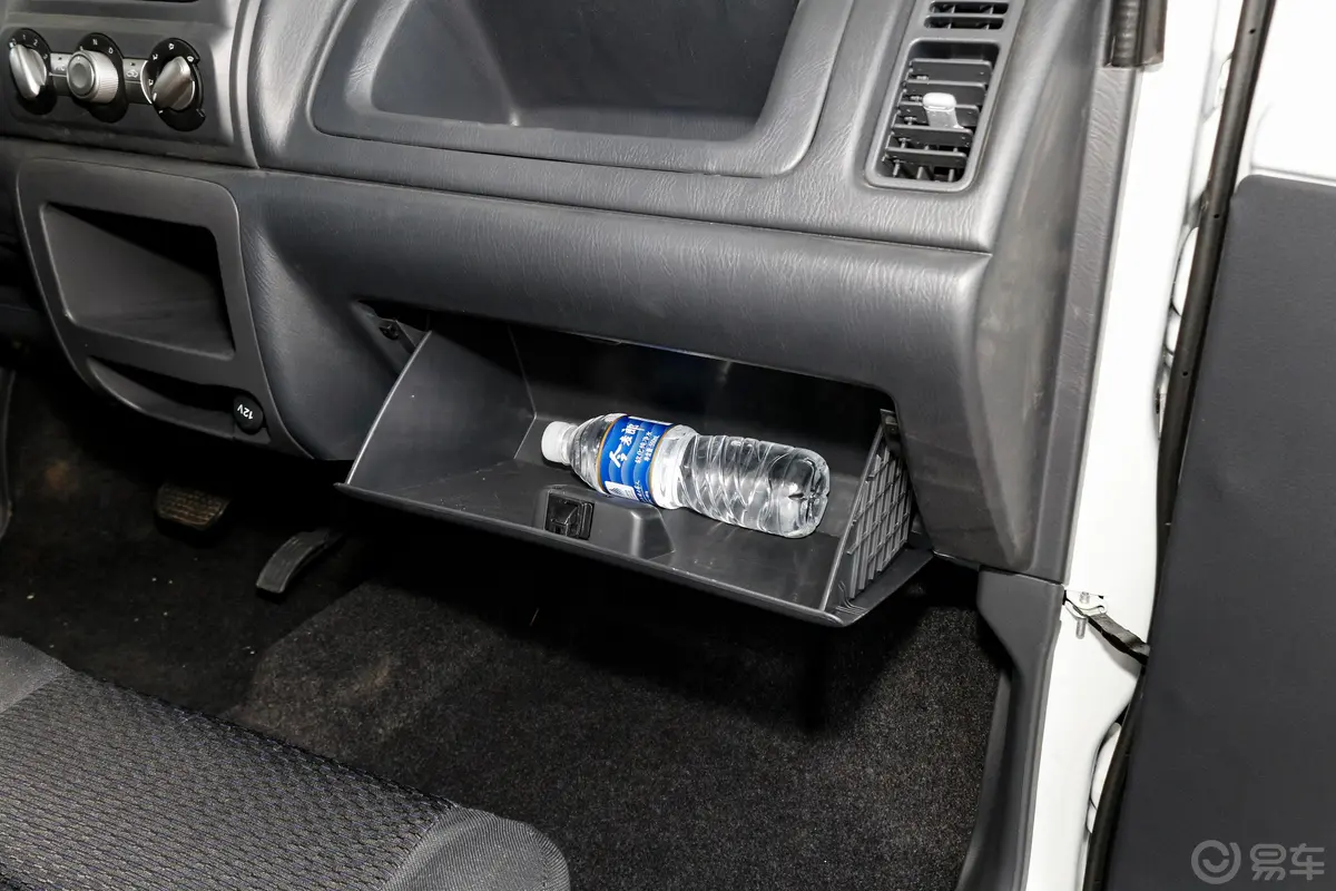 北汽EV2改款 10度版 6.6kW车载充电机 2座手套箱空间水瓶横置