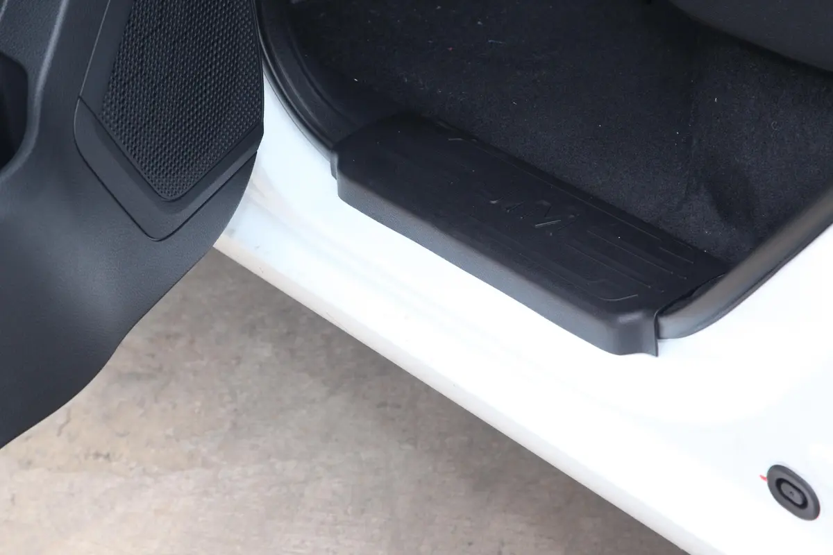 瑞迈S改款 标轴版 2.5T 手动两驱领航版 柴油 国VI后排空间