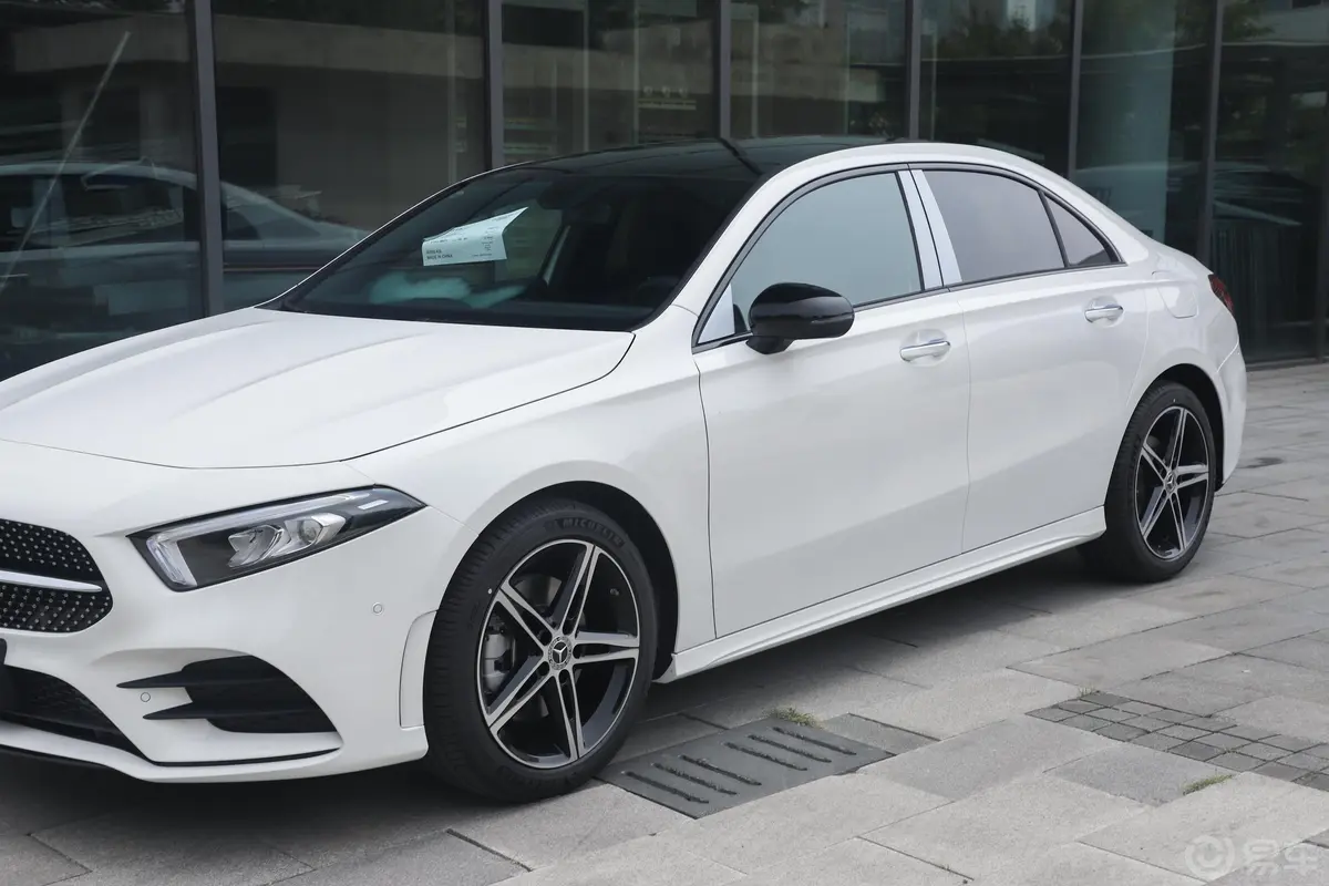 奔驰A级改款 A 220 L 4MATIC 运动轿车外观