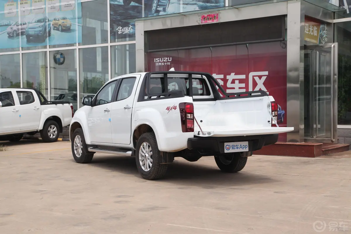 D-MAX1.9T 手自一体 四驱 舒享型 国VI后备厢开启45度侧拍