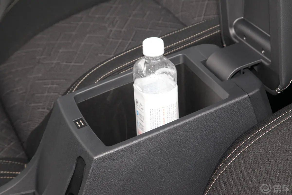瑞迈S改款 标轴版 2.5T 手动两驱领航版 柴油 国VI前排扶手箱储物格