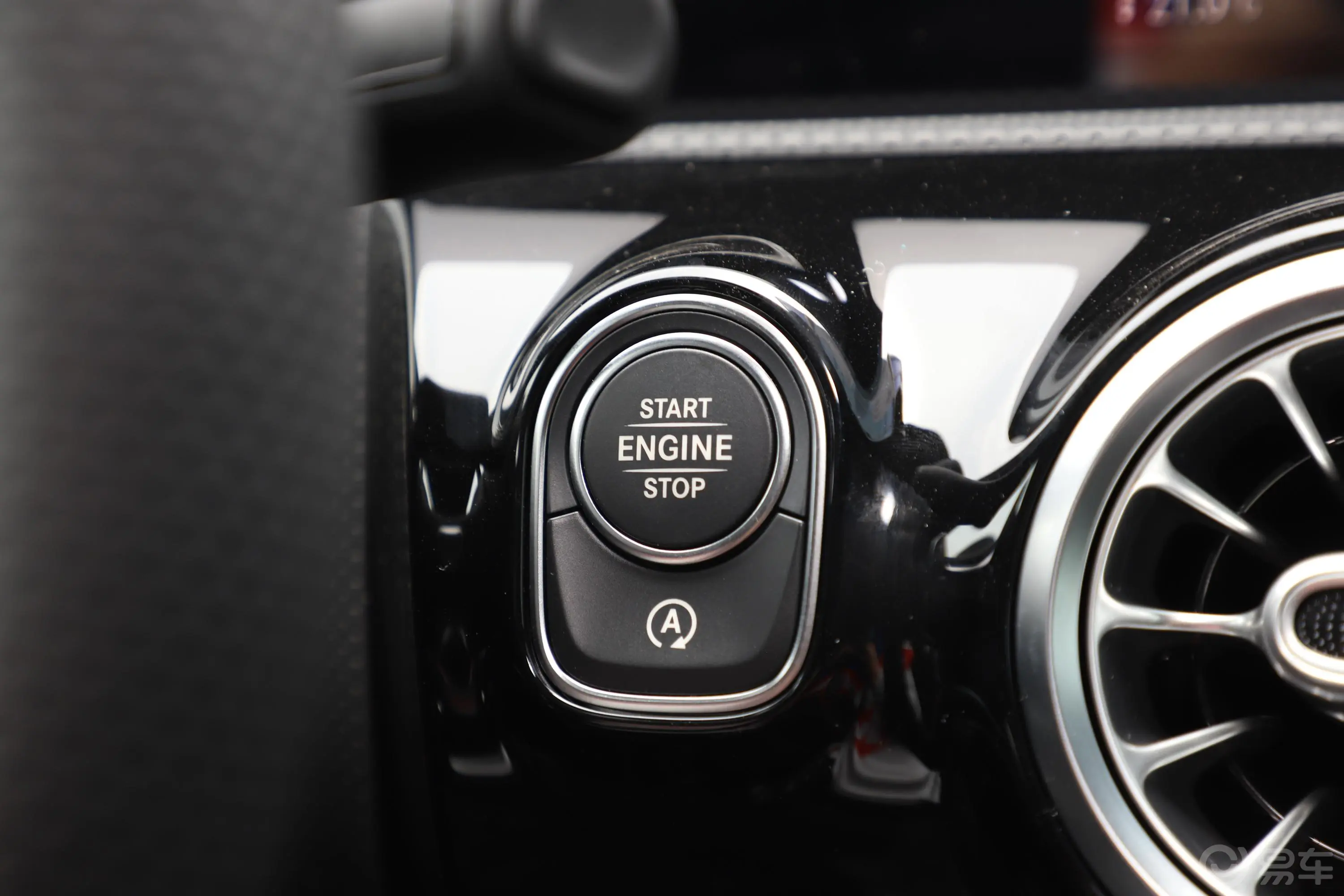 奔驰A级改款 A 220 L 4MATIC 运动轿车钥匙孔或一键启动按键