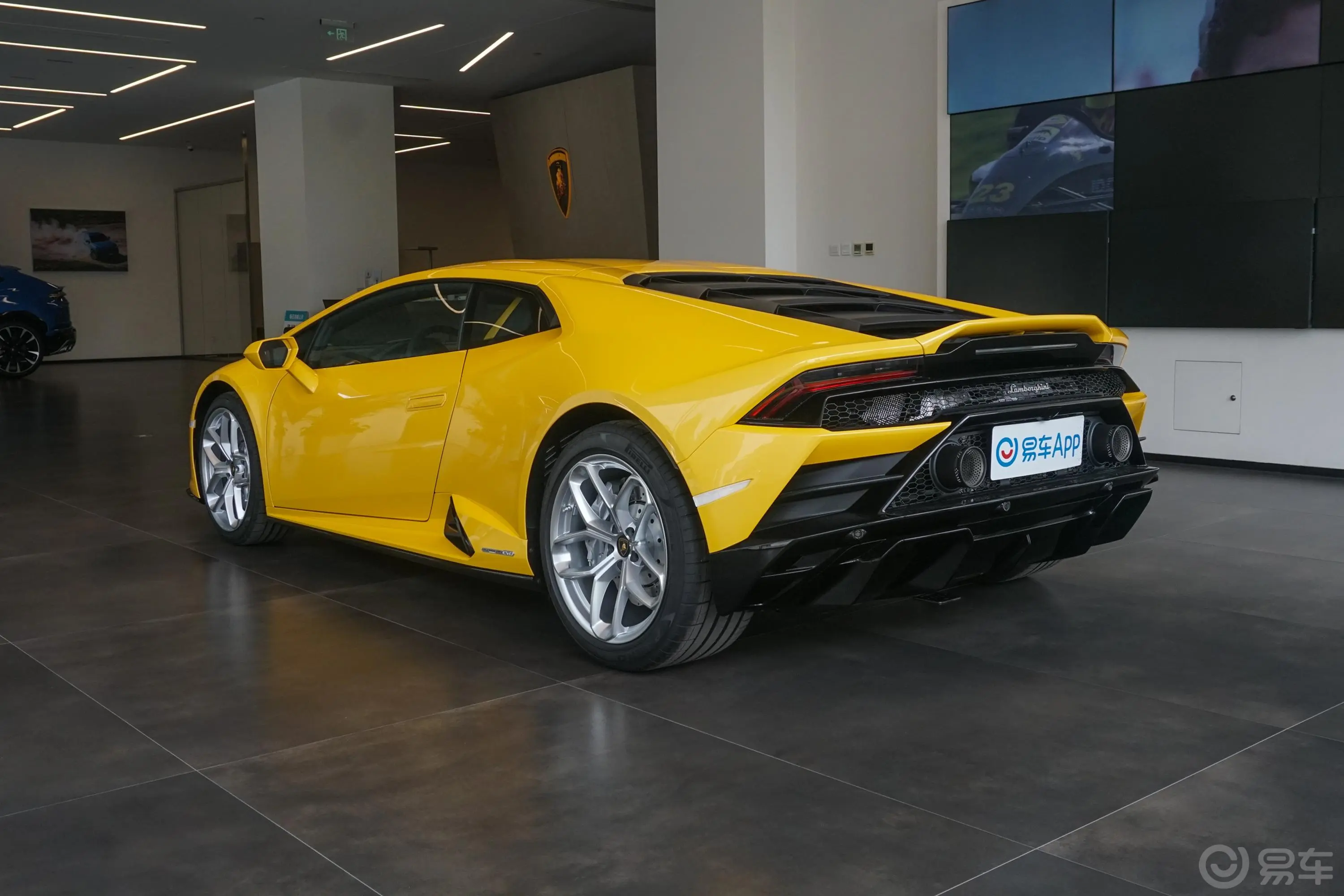 Huracán5.2L EVO RWD侧后45度车头向左水平