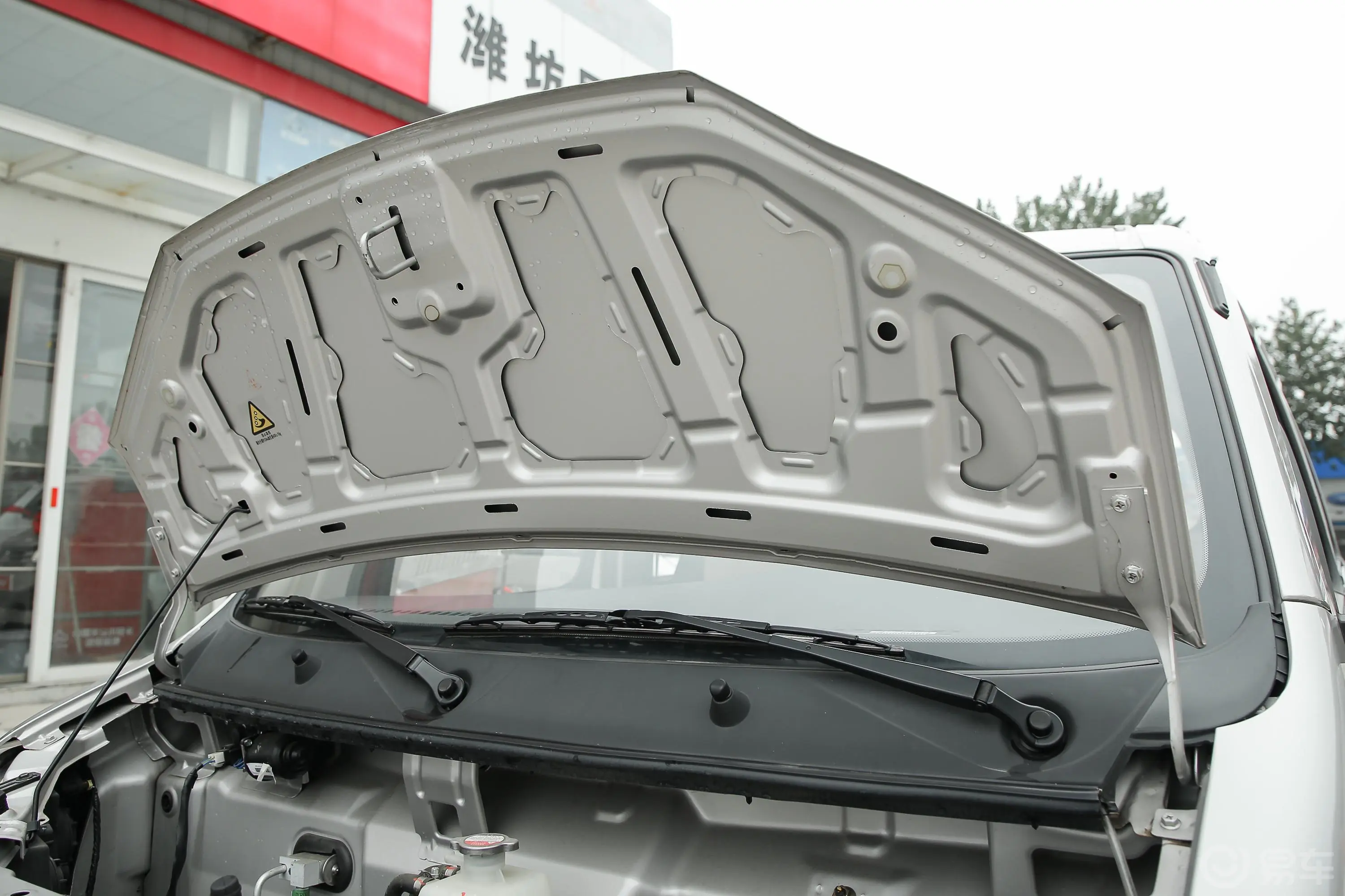 新豹T3载货汽车N1 1.2L 双排单后轮 舒适版(5.285米)SC1031TFS6B1 汽油 国Ⅵ发动机舱盖内侧