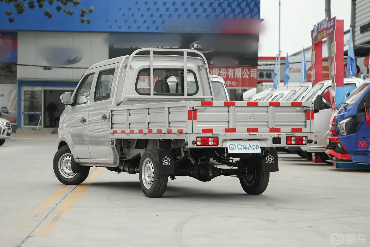 新豹T3载货汽车N1 1.2L 双排单后轮 舒适版(5.285米)SC1031TFS6B1 汽油 国Ⅵ侧后45度车头向左水平