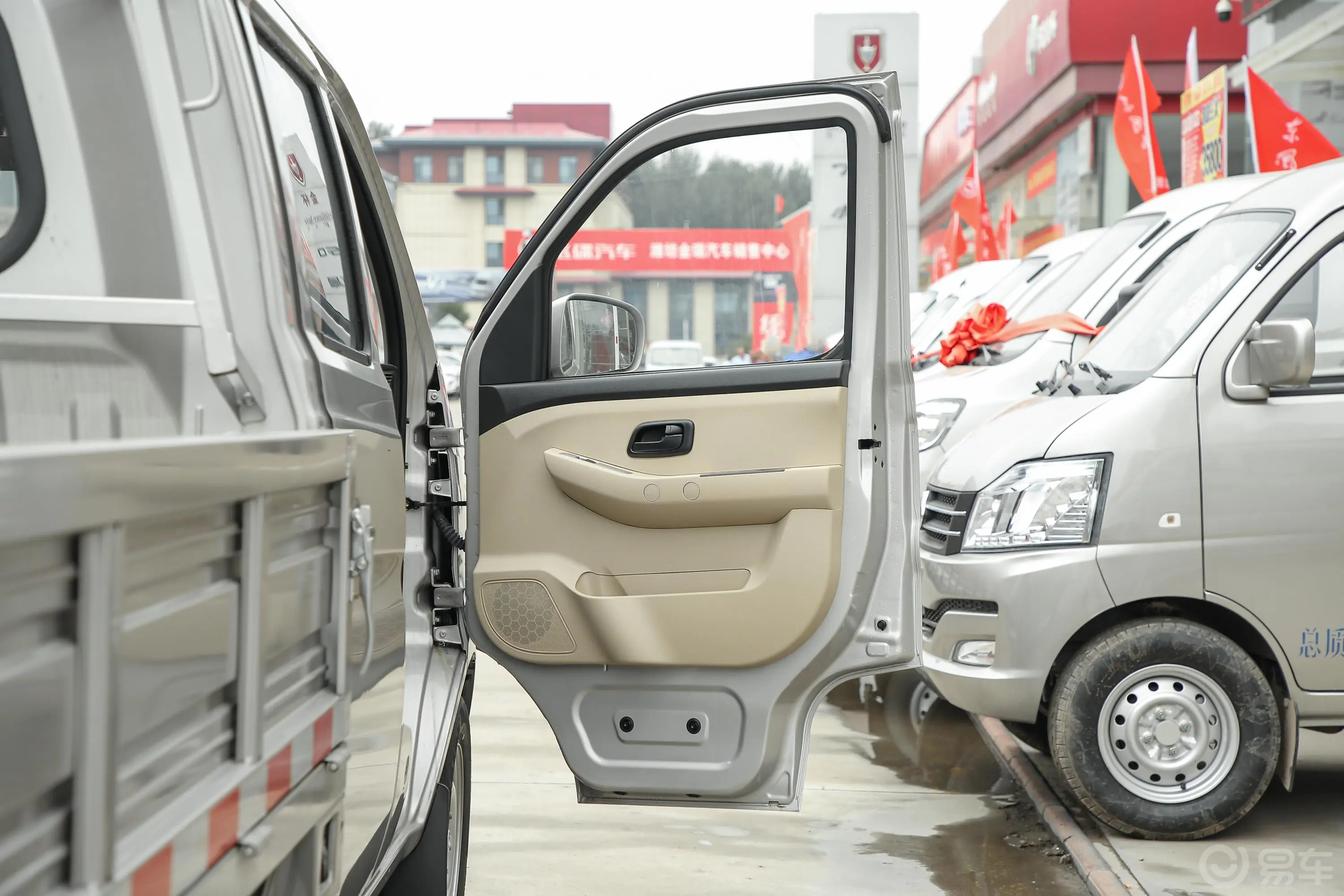 新豹T3载货汽车N1 1.2L 双排单后轮 舒适版(5.285米)SC1031TFS6B1 汽油 国Ⅵ副驾驶员车门