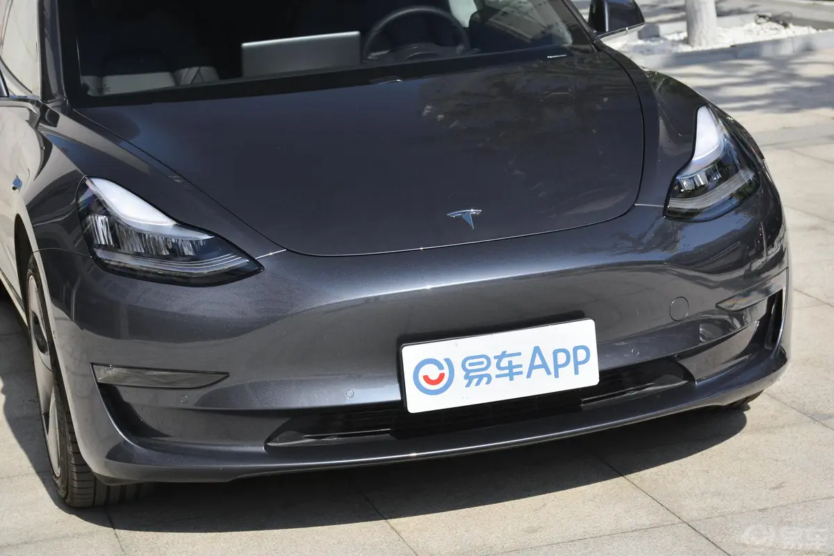 Model 3改款 长续航后轮驱动版前格栅侧俯拍