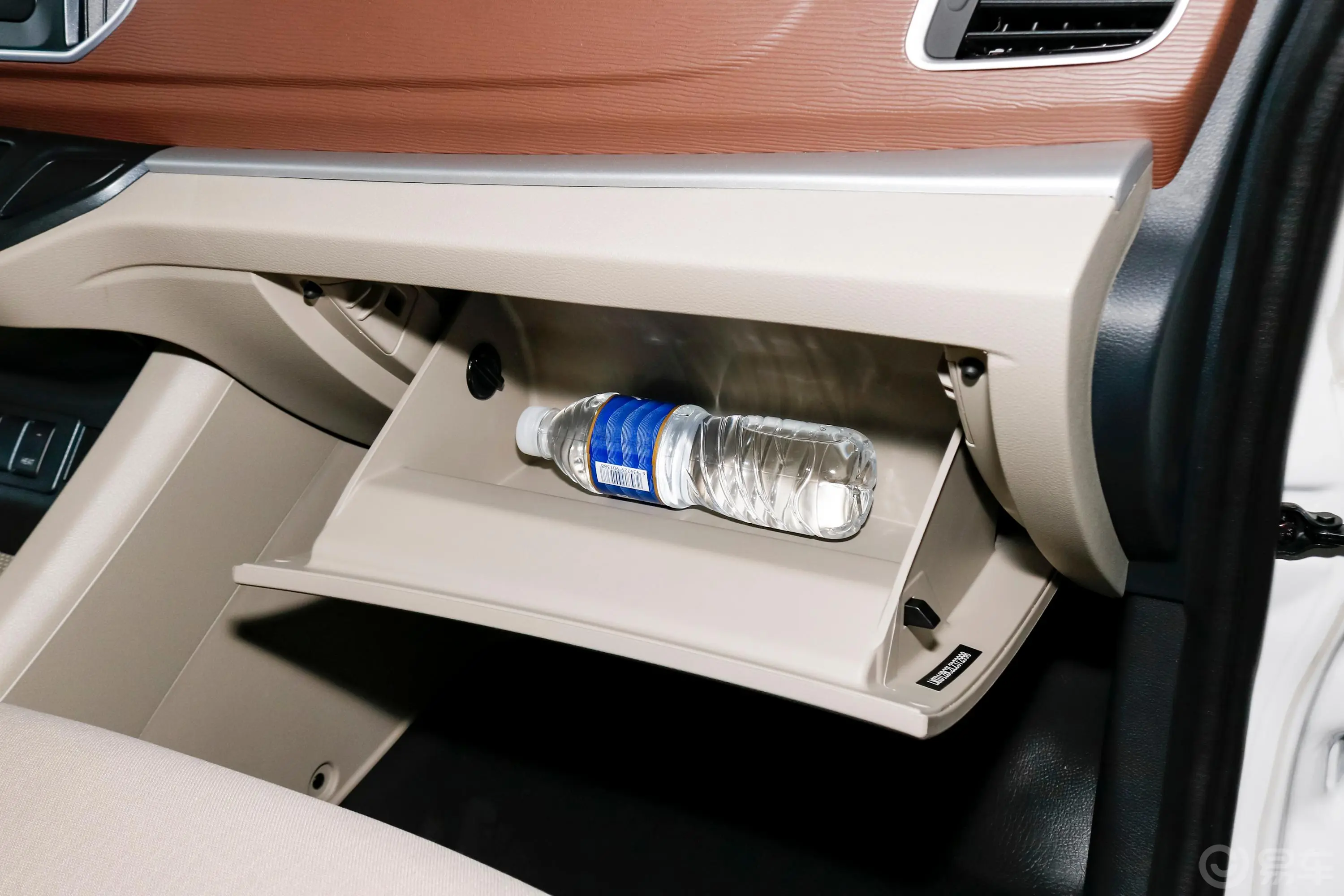菱智M5 EV长航版 舒适型 5座手套箱空间水瓶横置