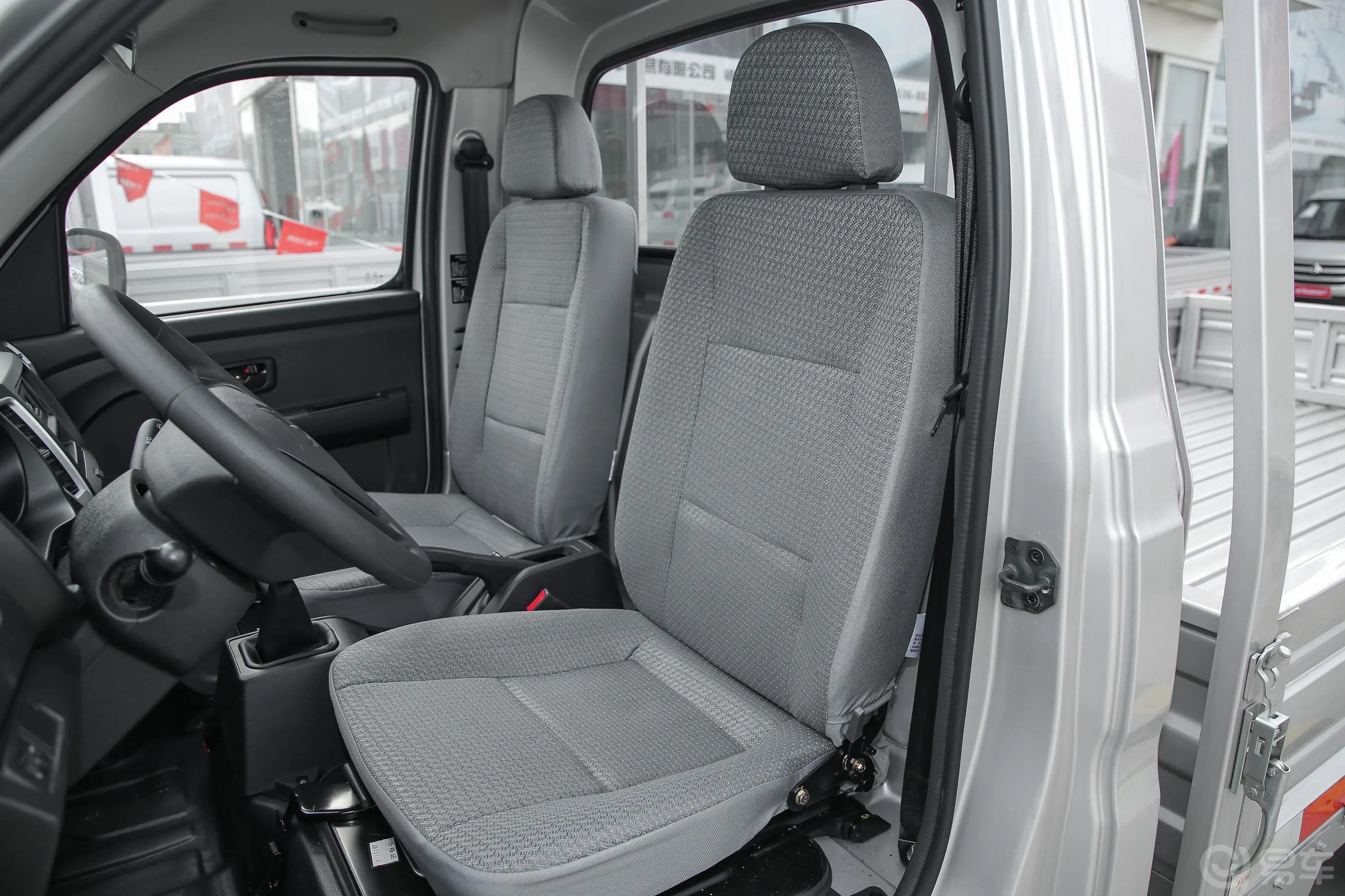 新豹T5载货汽车N1 1.5L 单排单后轮 标准版(5.3米长)SC1031NGD62 汽油 国Ⅵ驾驶员座椅